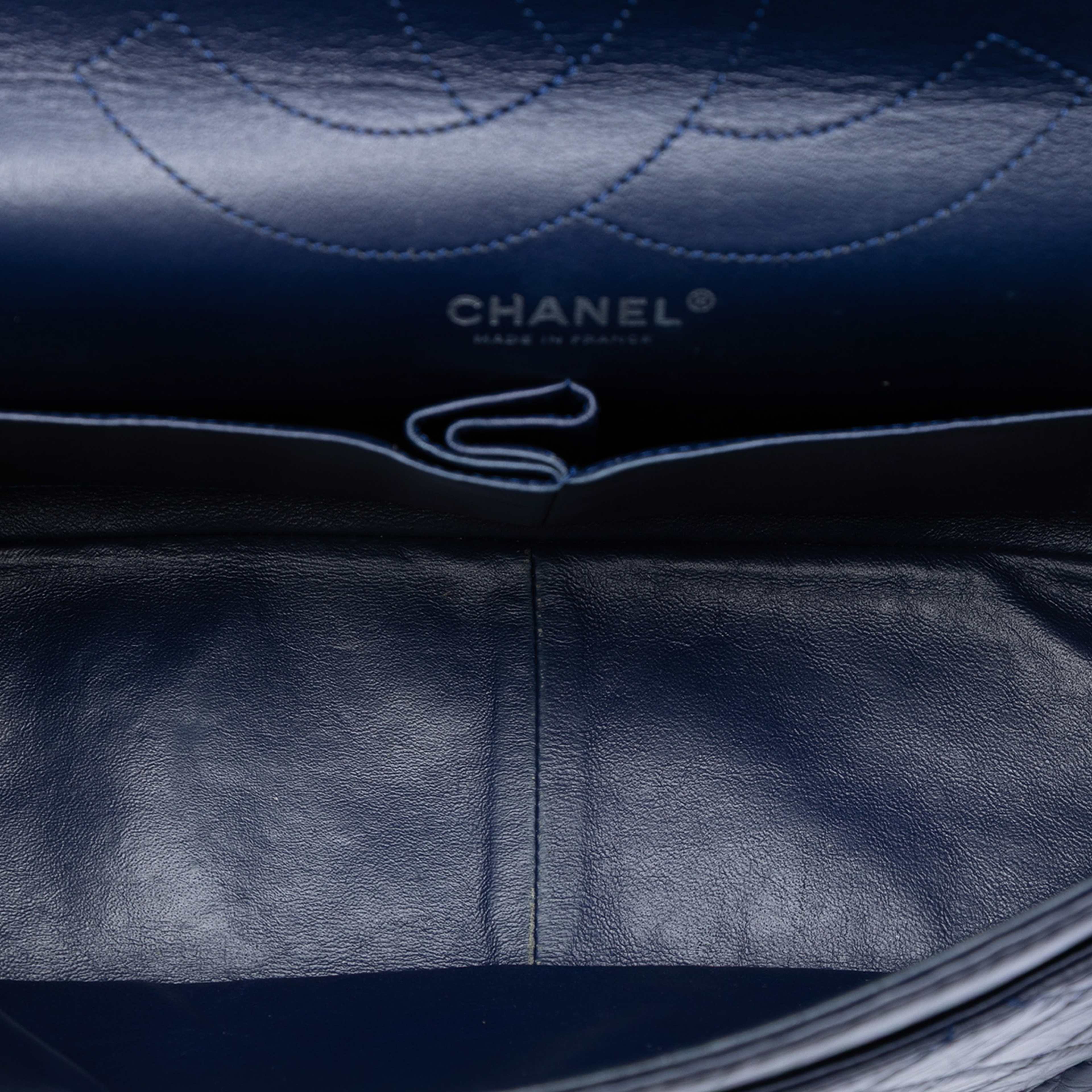 Chanel Quilted Aged Calfskin Reissue 2.55 Double Flap 227, från Luxclusif, i färgen blå. Klicka för att öppna bilden i stort format