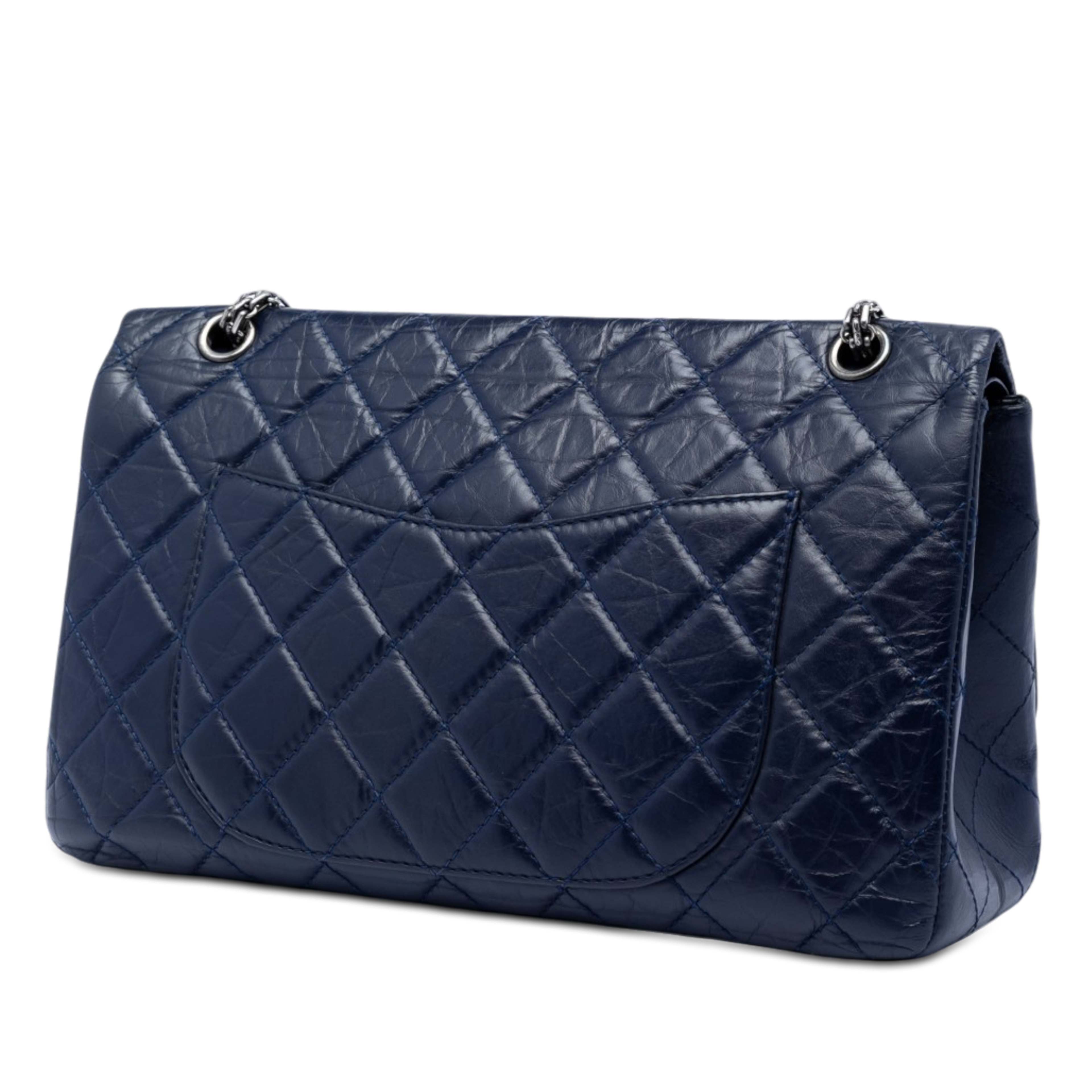 Chanel Quilted Aged Calfskin Reissue 2.55 Double Flap 227, från Luxclusif, i färgen blå. Klicka för att öppna bilden i stort format