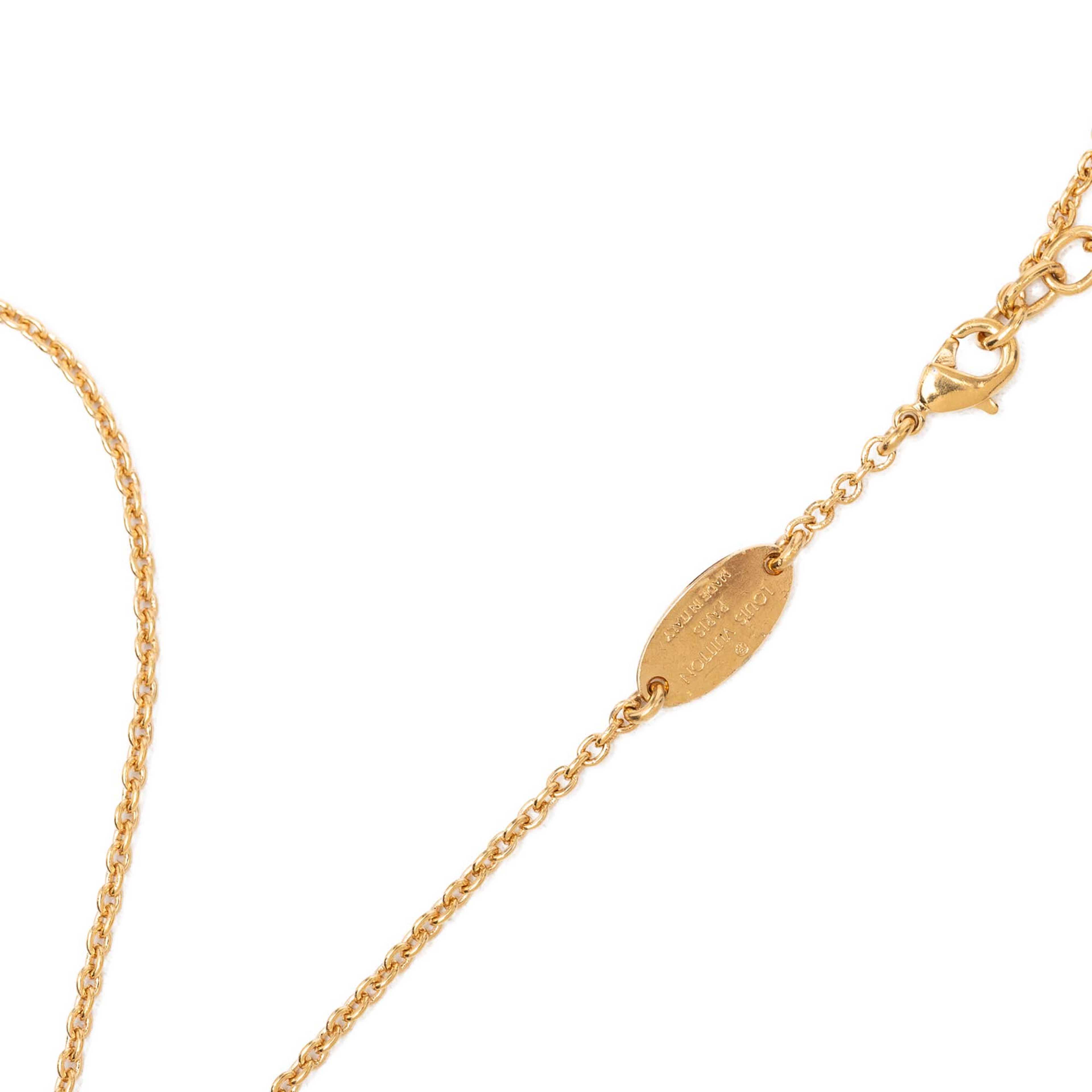 Louis Vuitton Gold Plated Essential V Necklace, från Luxclusif, i färgen guld. Klicka för att öppna bilden i stort format