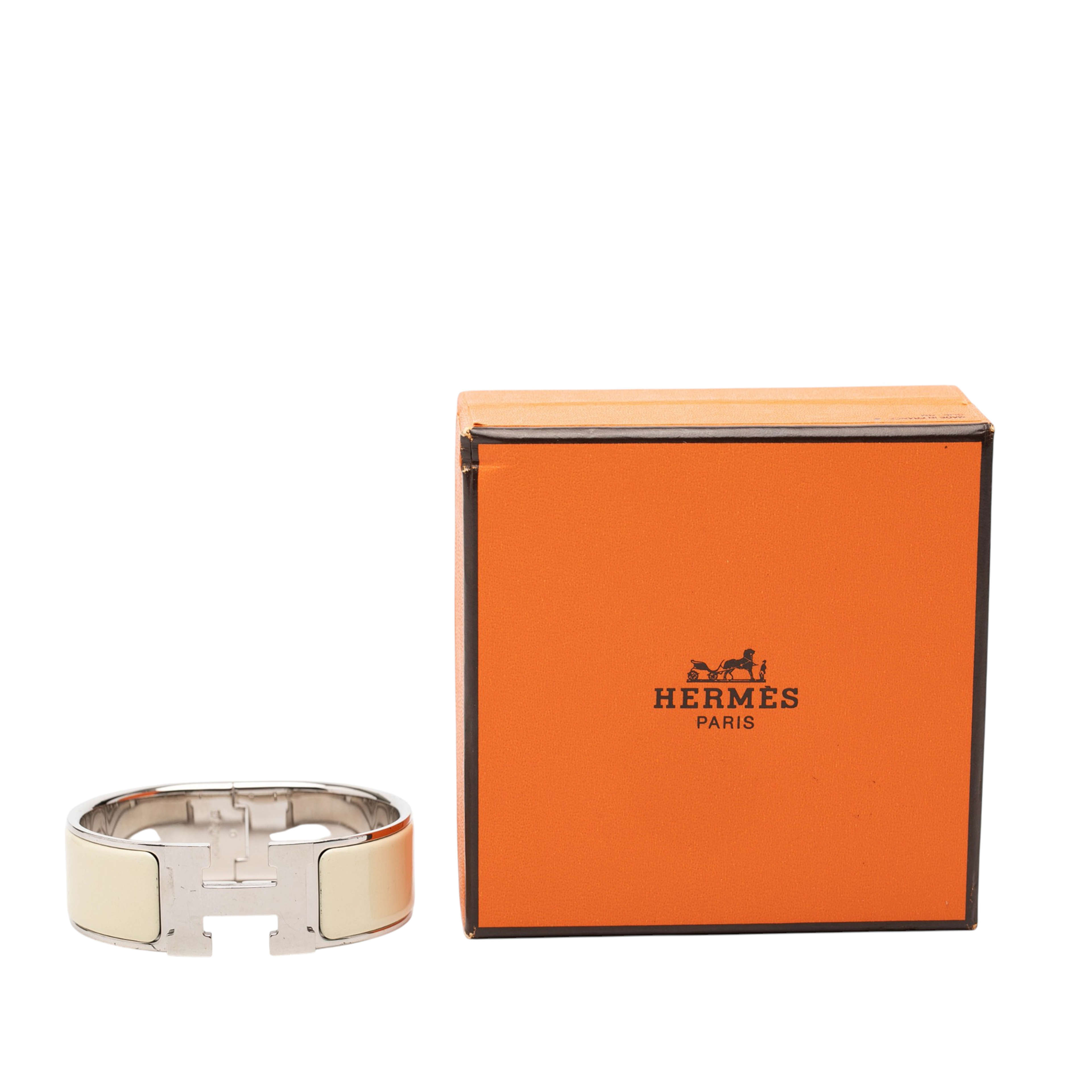 Hermès Wide Enamel Clic Clac H Bracelet Pm, från Luxclusif, i färgen silver. Klicka för att öppna bilden i stort format