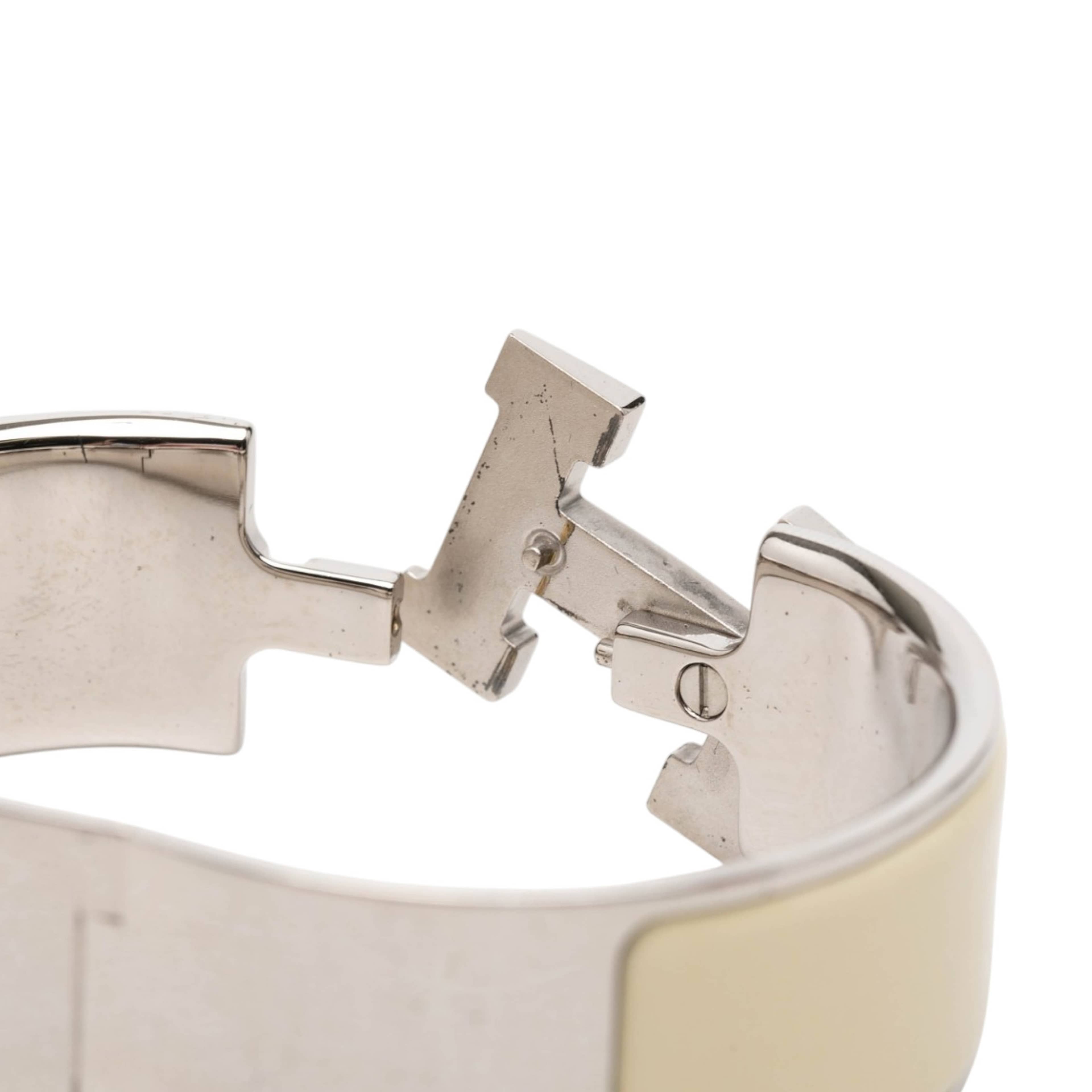 Hermès Wide Enamel Clic Clac H Bracelet Pm, från Luxclusif, i färgen beige. Klicka för att öppna bilden i stort format