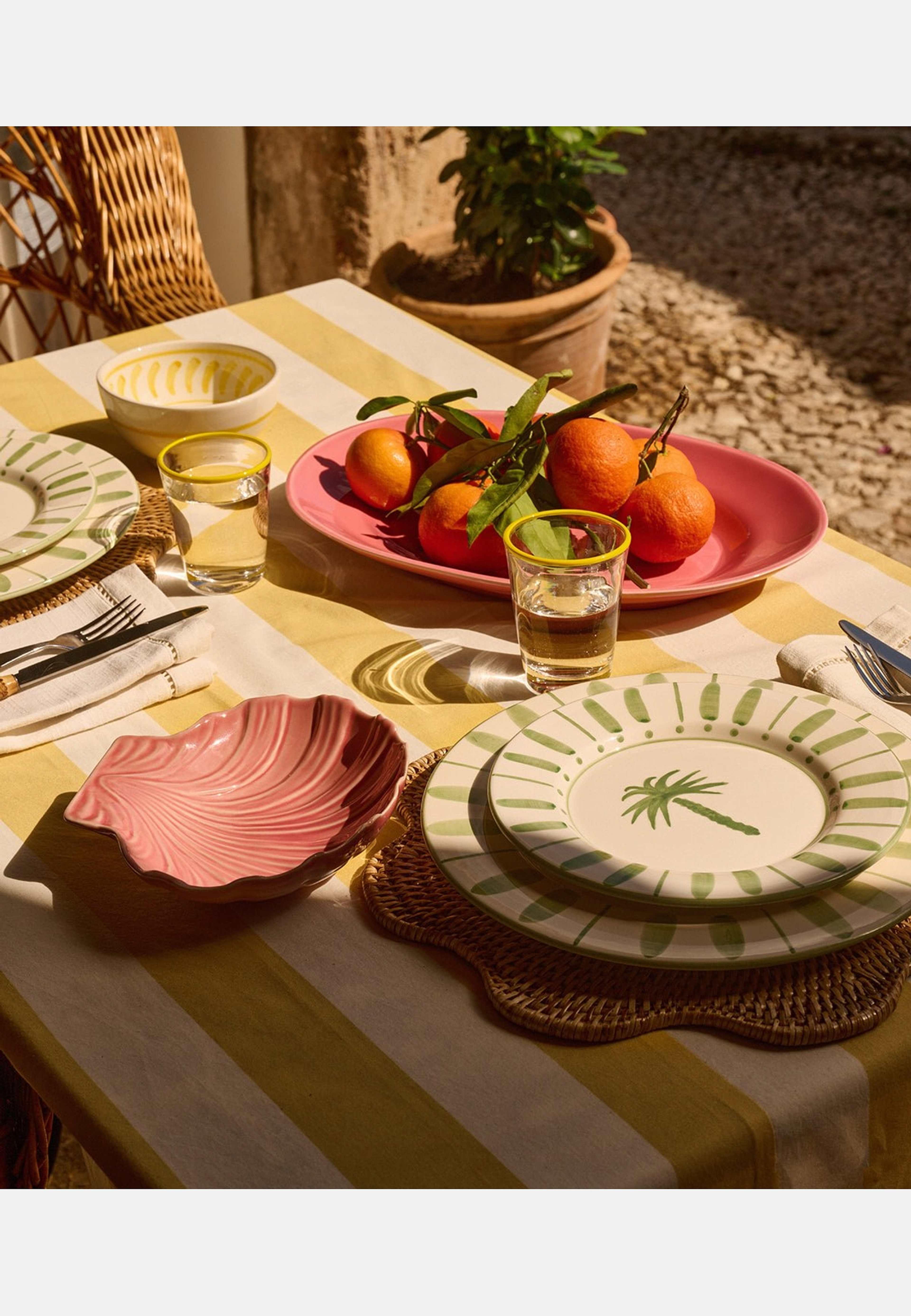 Classic Servingsfat - 38 Cm, från Pick A Poppy, i färgen dark pink. Klicka för att öppna bilden i stort format