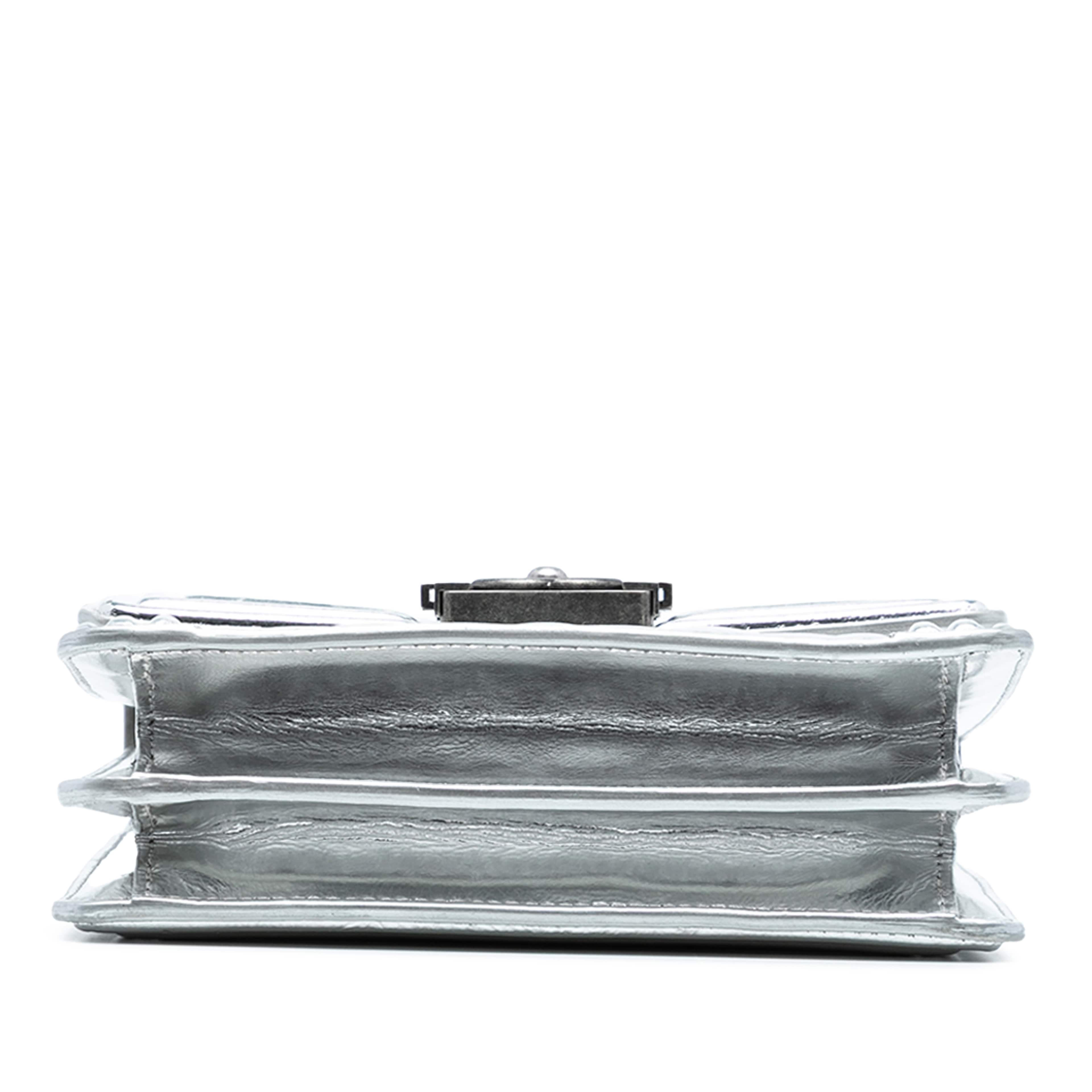 Chanel Quilted Metallic Calfskin North South Boy Flap, från Luxclusif, i färgen silver. Klicka för att öppna bilden i stort format