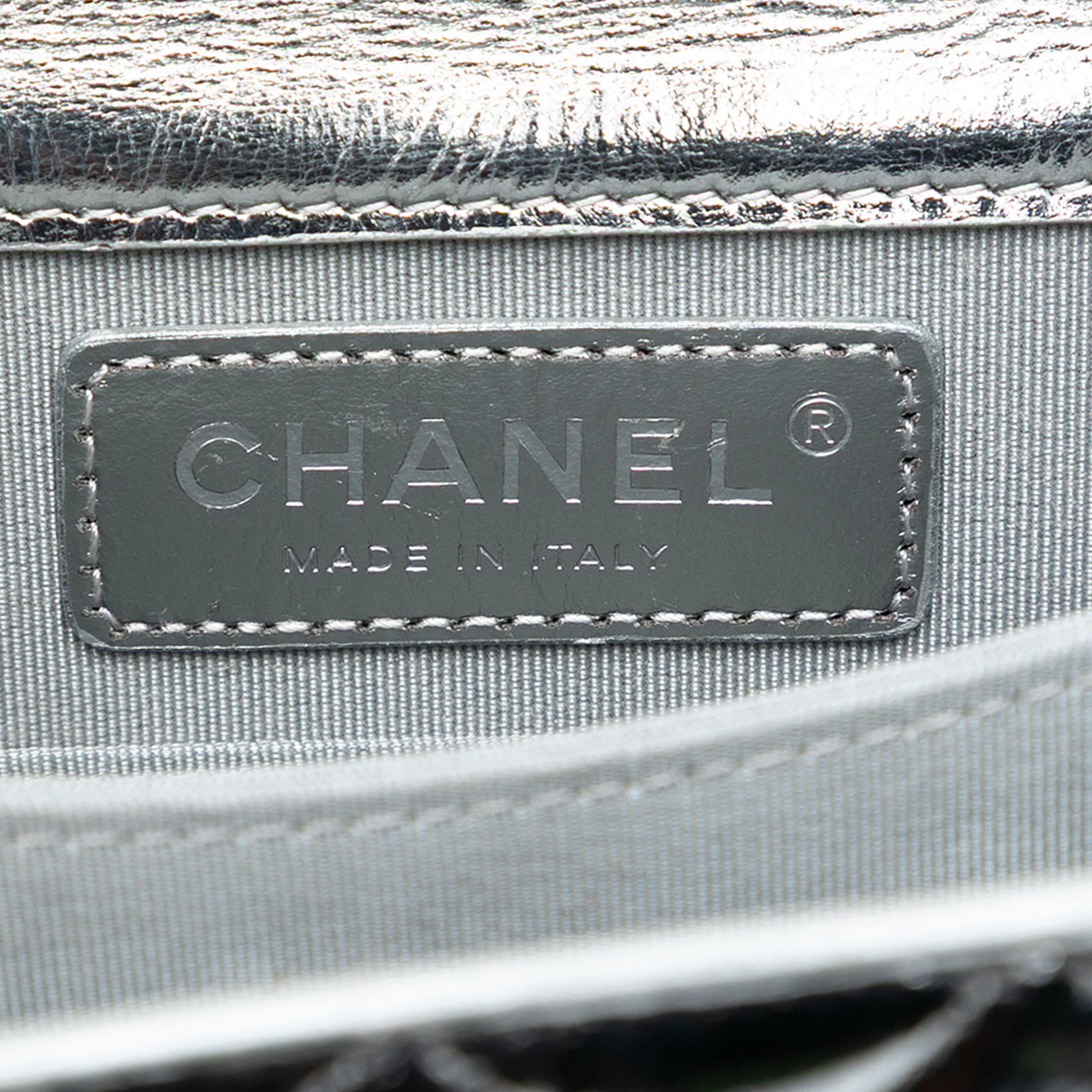 Chanel Quilted Metallic Calfskin North South Boy Flap, från Luxclusif, i färgen silver. Klicka för att öppna bilden i stort format
