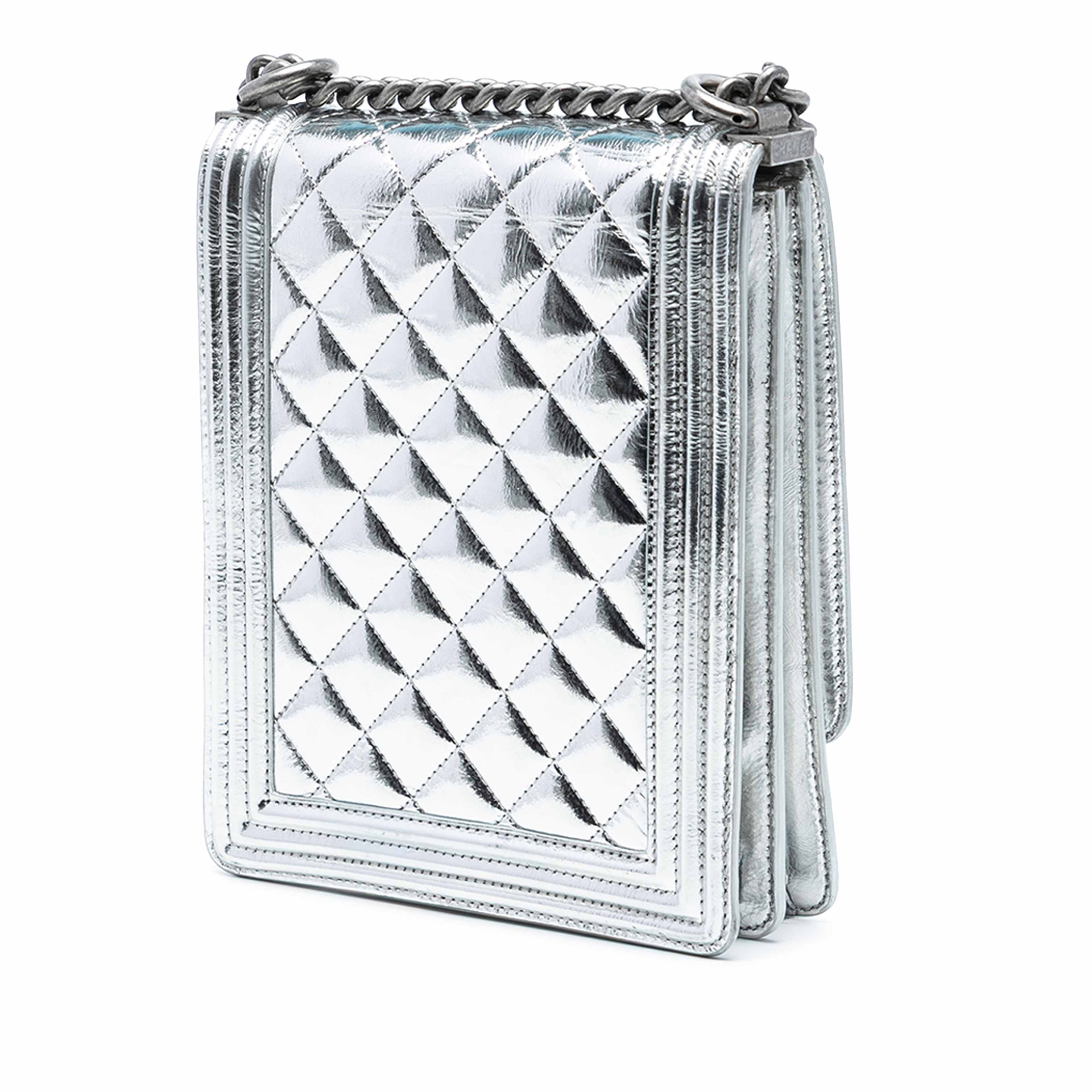 Chanel Quilted Metallic Calfskin North South Boy Flap, från Luxclusif, i färgen silver. Klicka för att öppna bilden i stort format