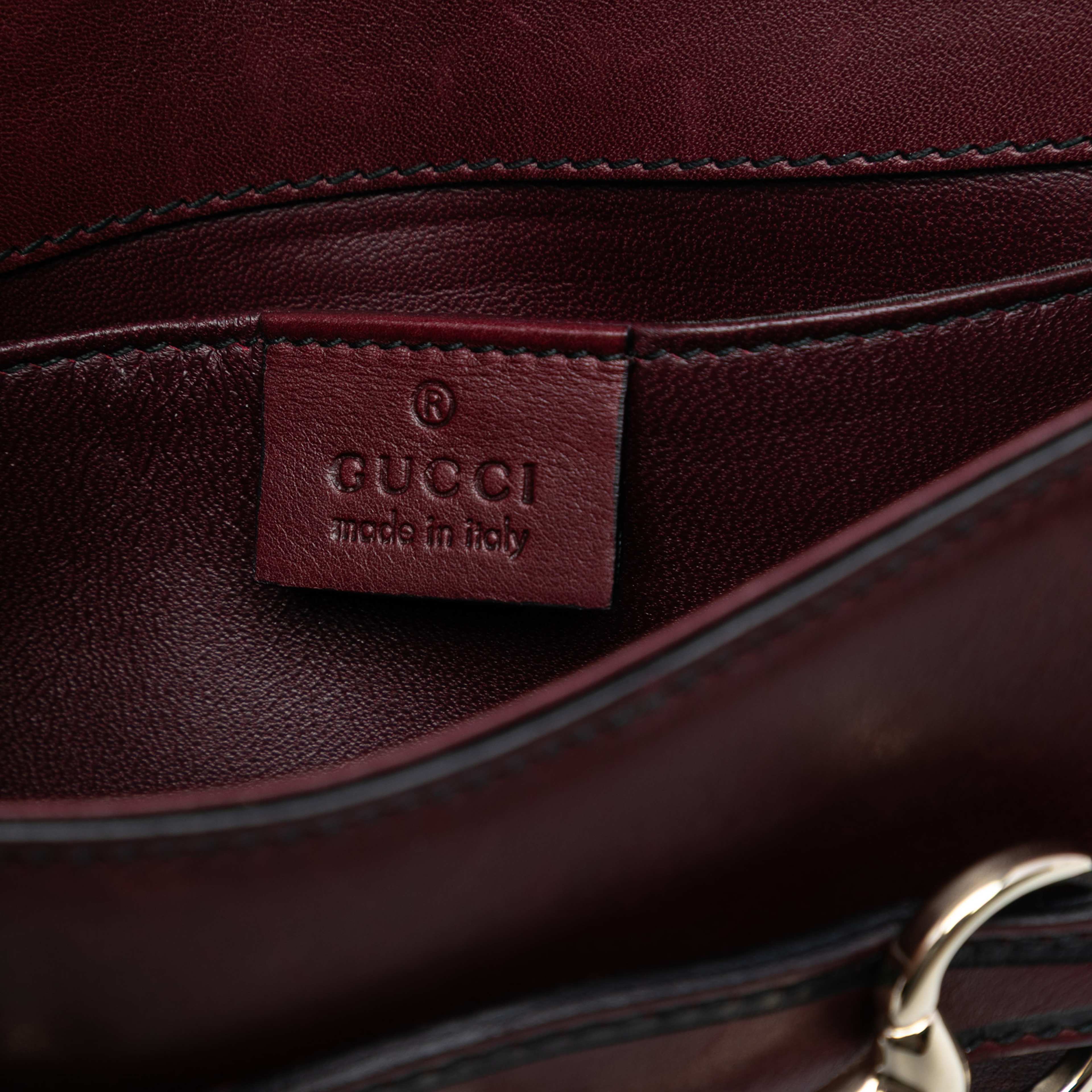 Gucci Small Leather Emily Crossbody, från Luxclusif, i färgen burgundy. Klicka för att öppna bilden i stort format