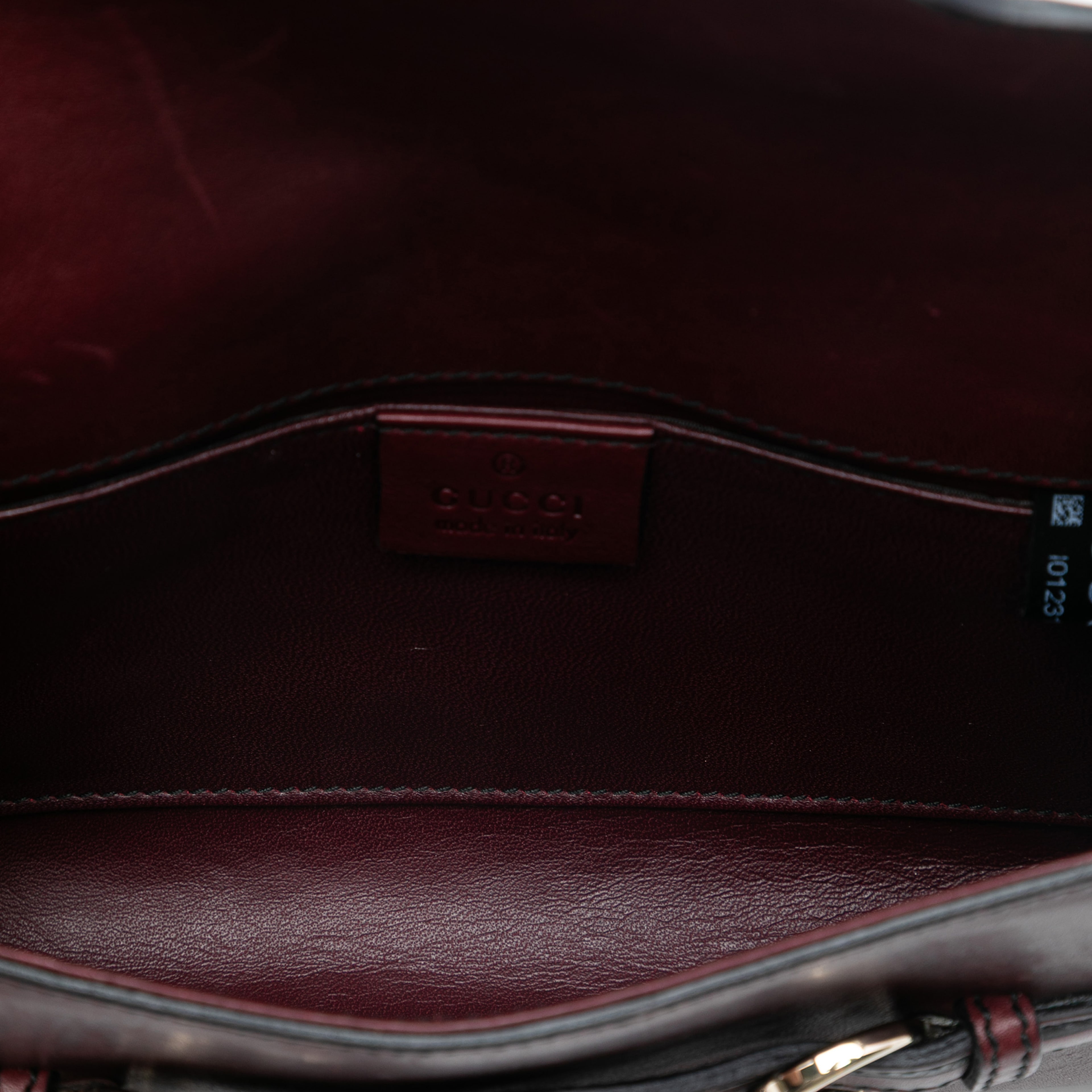 Gucci Small Leather Emily Crossbody, från Luxclusif, i färgen burgundy. Klicka för att öppna bilden i stort format