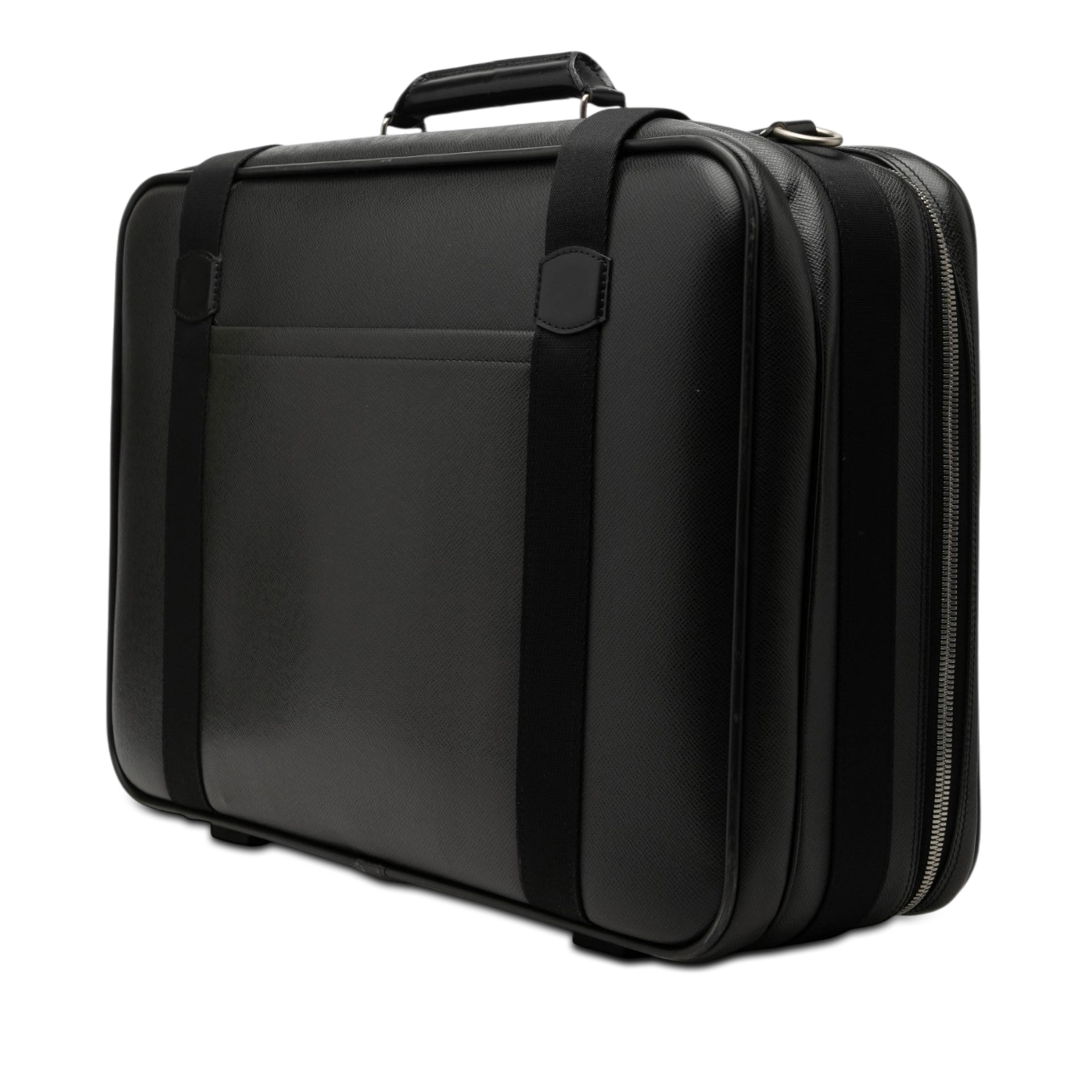 Louis Vuitton Taiga Satellite 53 Luggage, från Luxclusif, i färgen svart. Klicka för att öppna bilden i stort format