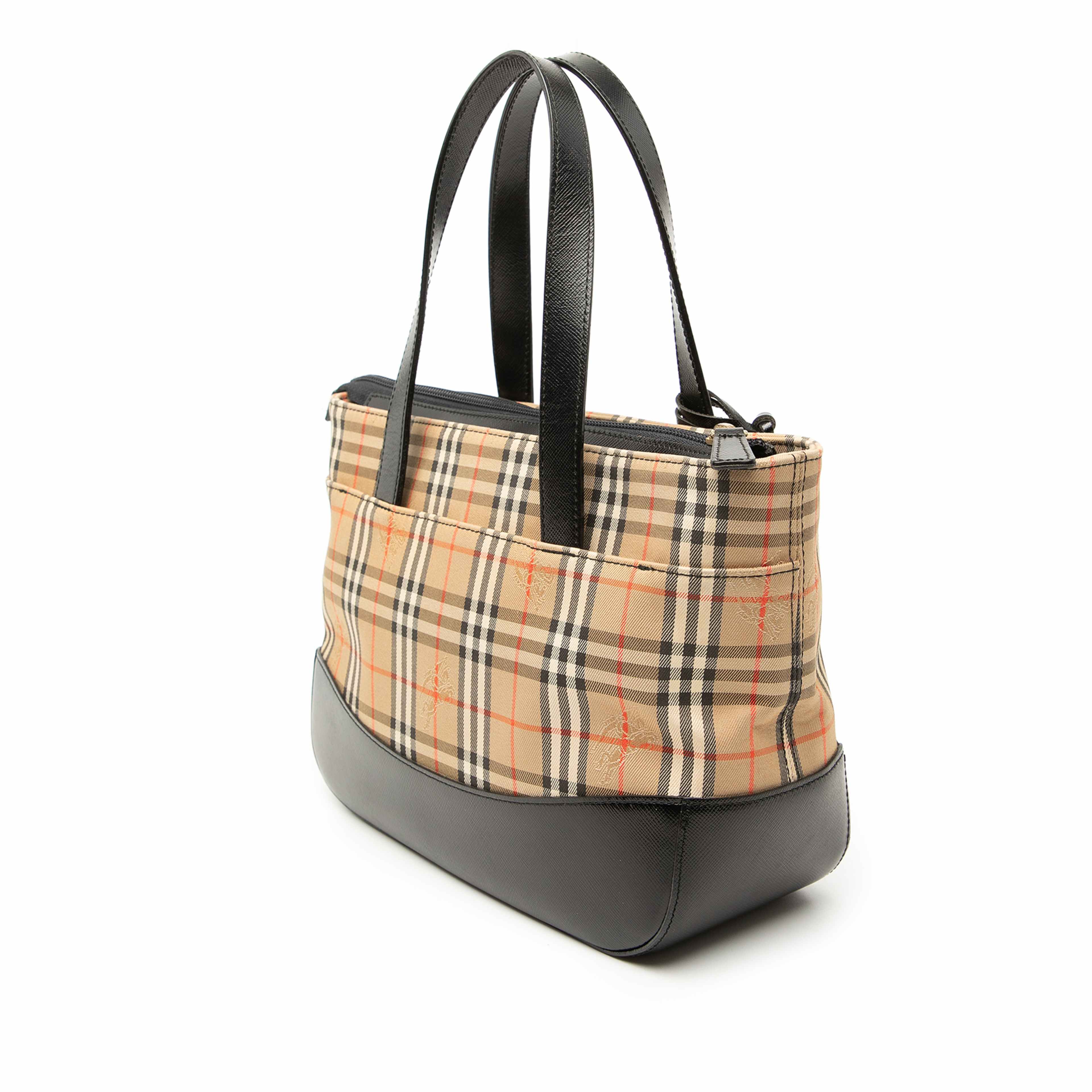 Burberry Haymarket Check Canvas Tote, från Luxclusif, i färgen beige. Klicka för att öppna bilden i stort format