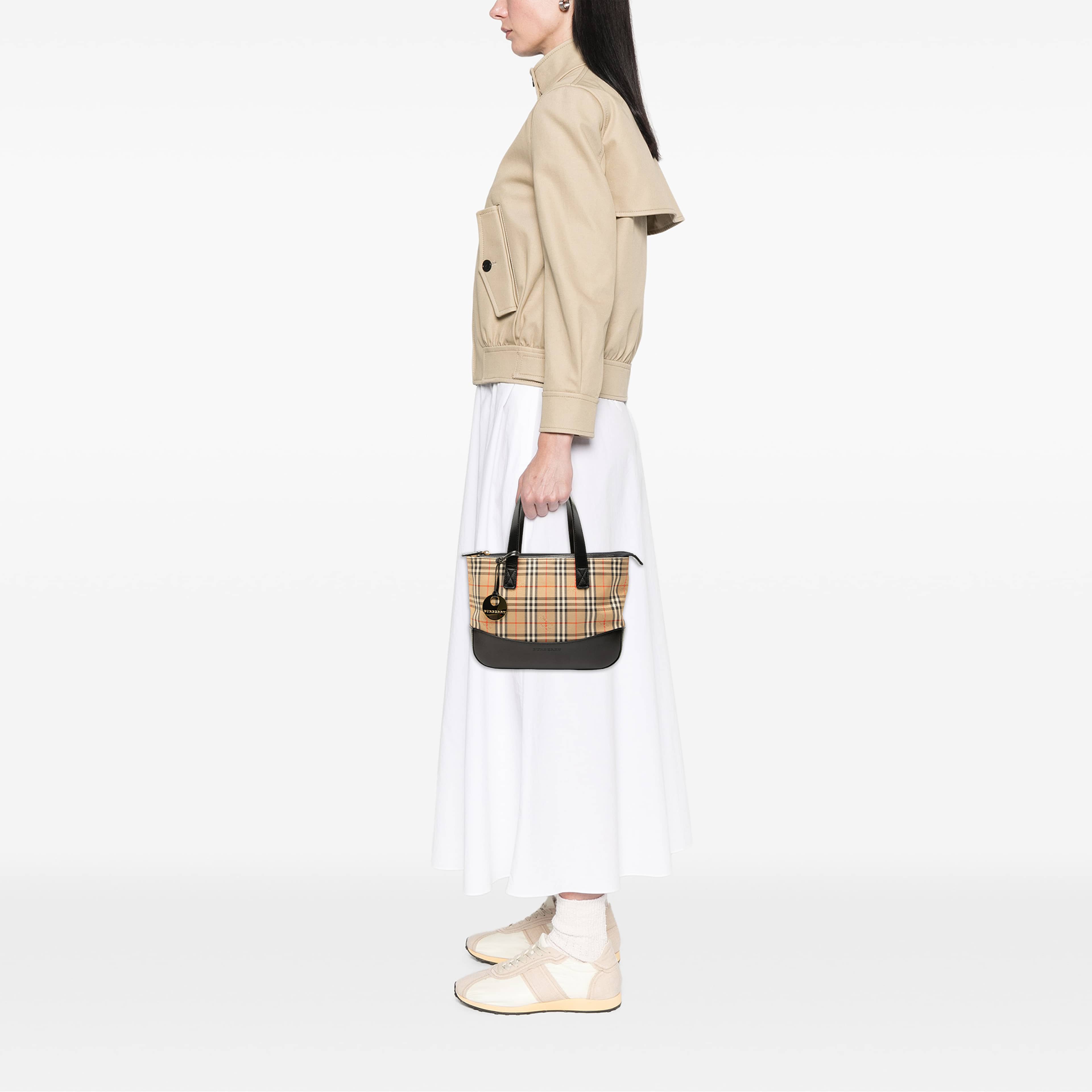 Burberry Haymarket Check Canvas Tote, från Luxclusif, i färgen beige. Klicka för att öppna bilden i stort format