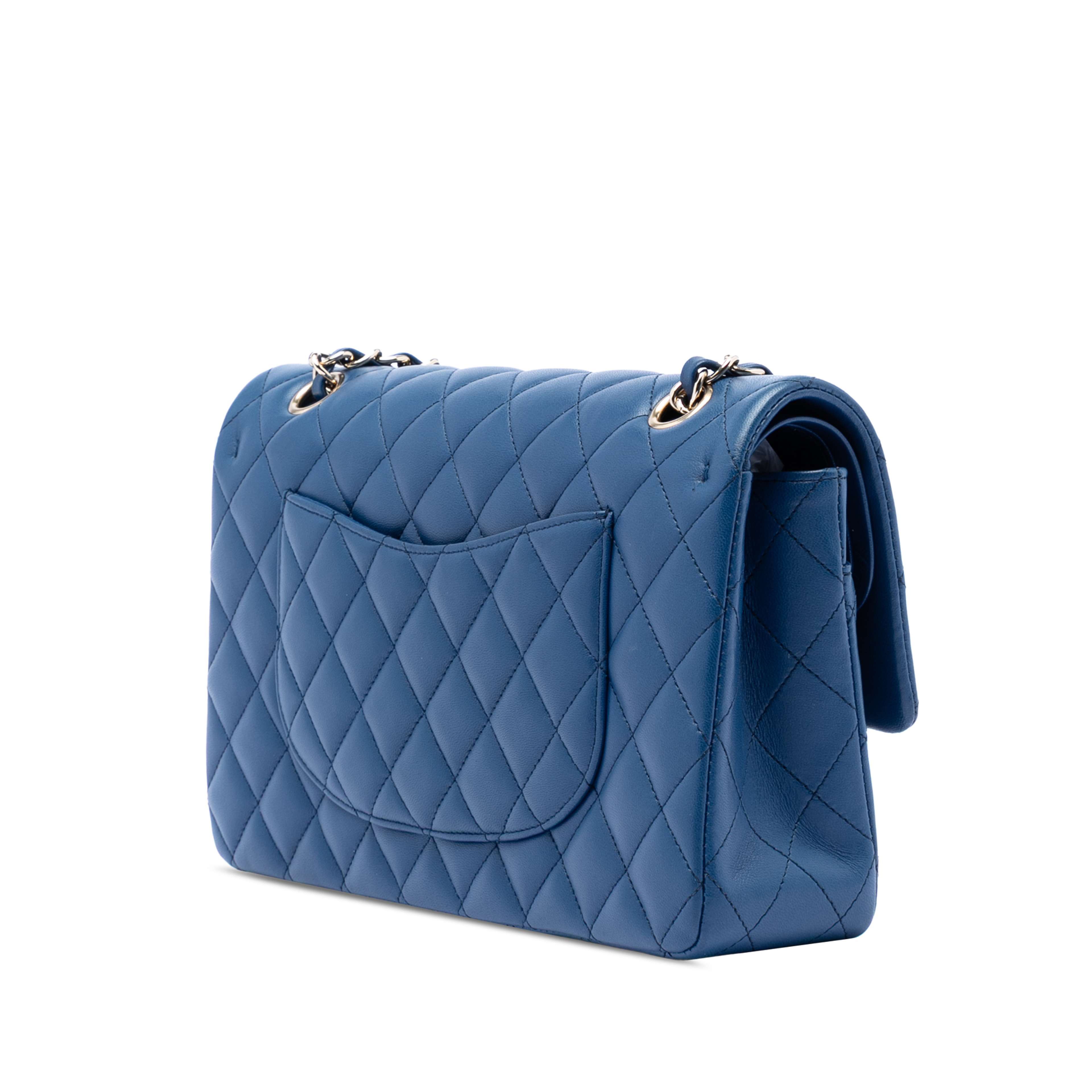 Chanel Medium Classic Lambskin Double Flap, från Luxclusif, i färgen blue. Klicka för att öppna bilden i stort format