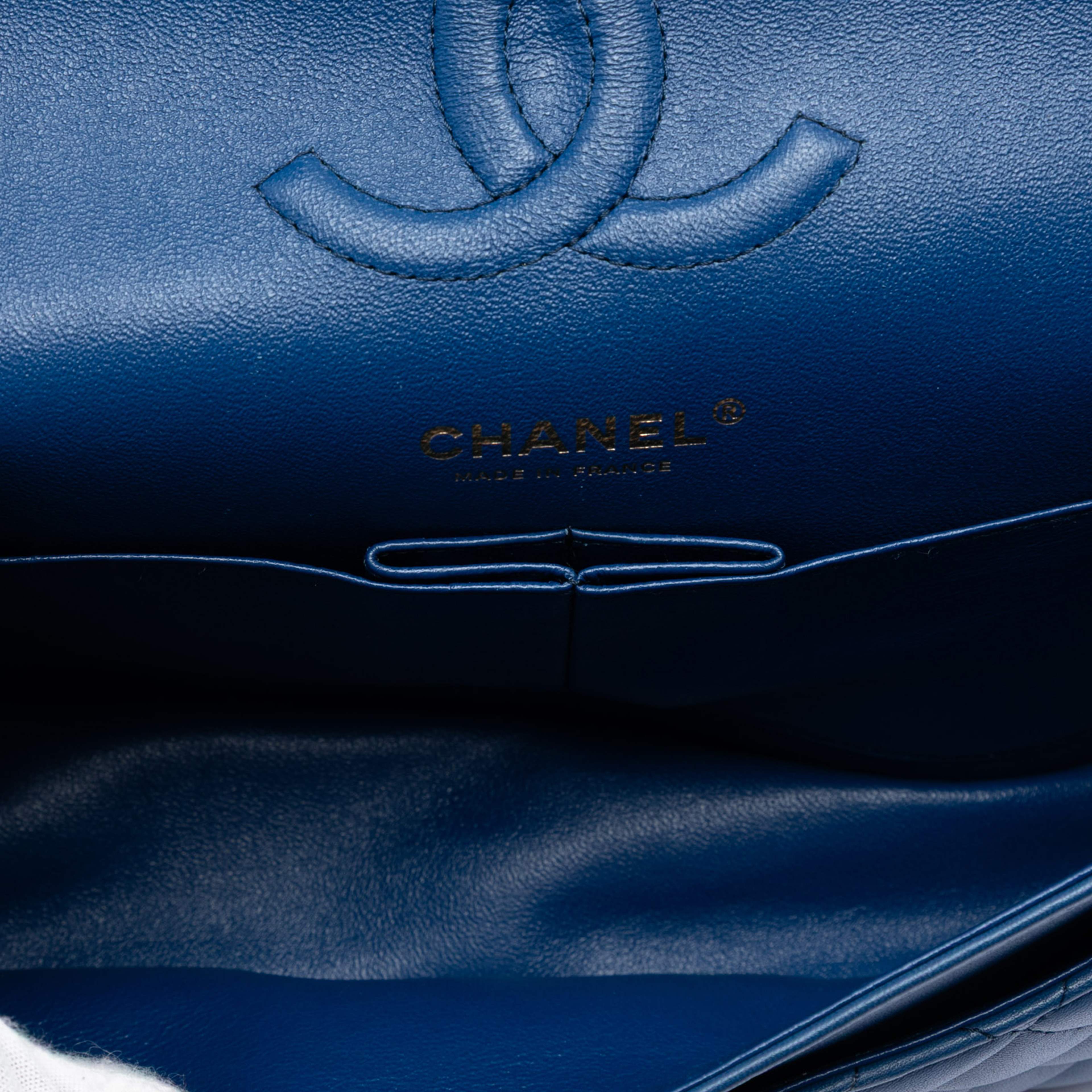 Chanel Medium Classic Lambskin Double Flap, från Luxclusif, i färgen blue. Klicka för att öppna bilden i stort format