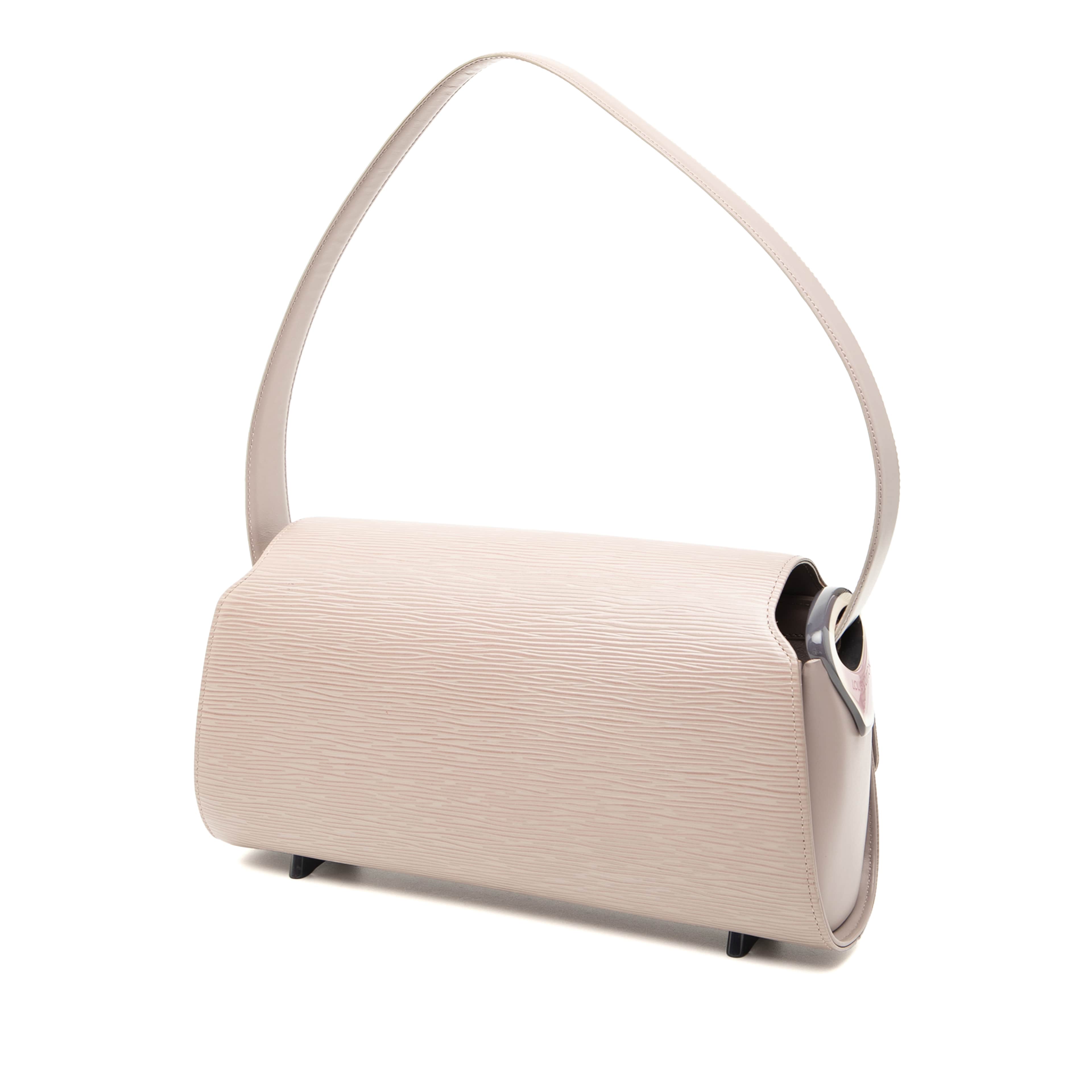 Louis Vuitton Epi Nocturne Gm, från Luxclusif, i färgen lilac. Klicka för att öppna bilden i stort format