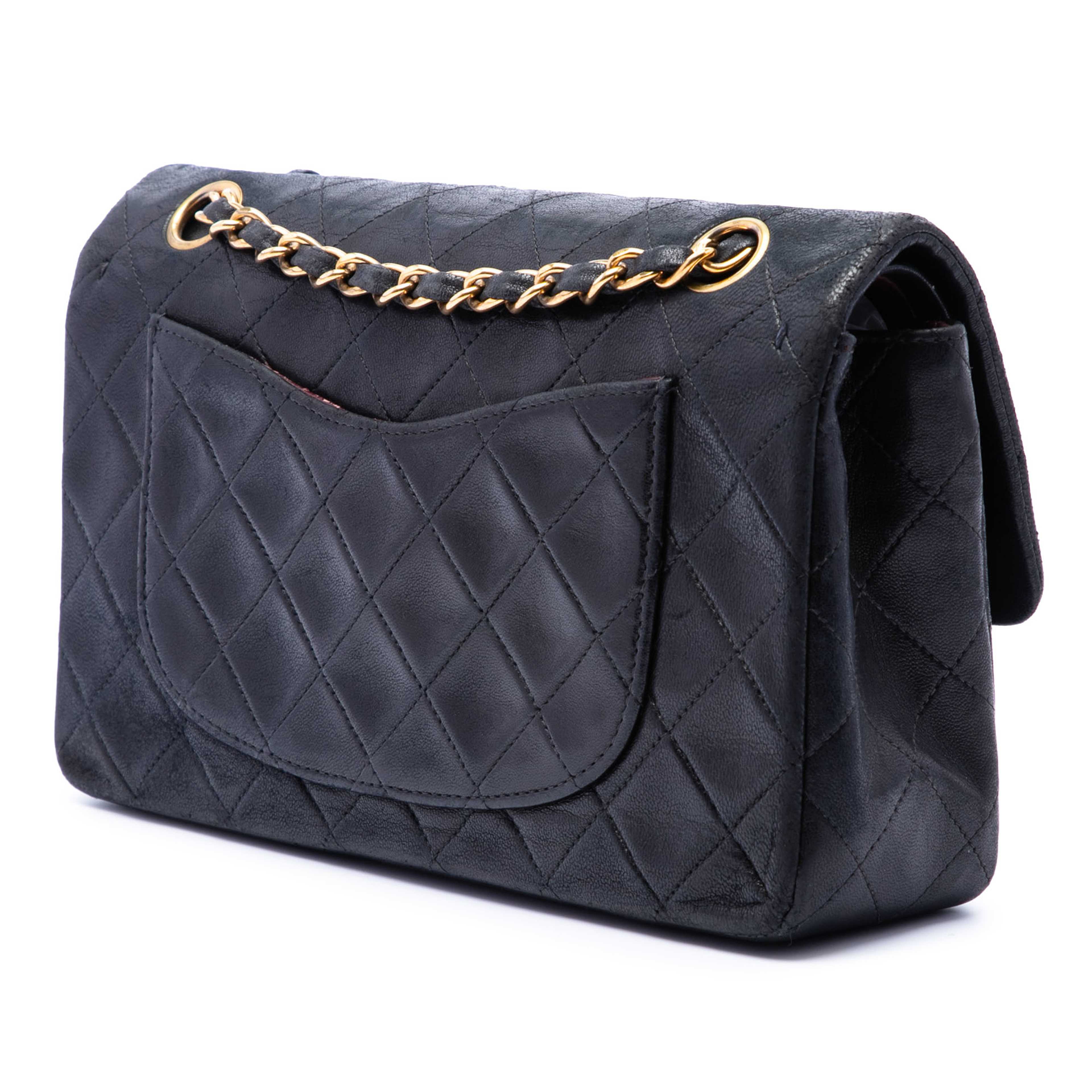 Chanel Small Classic Lambskin Double Flap, från Luxclusif, i färgen svart. Klicka för att öppna bilden i stort format
