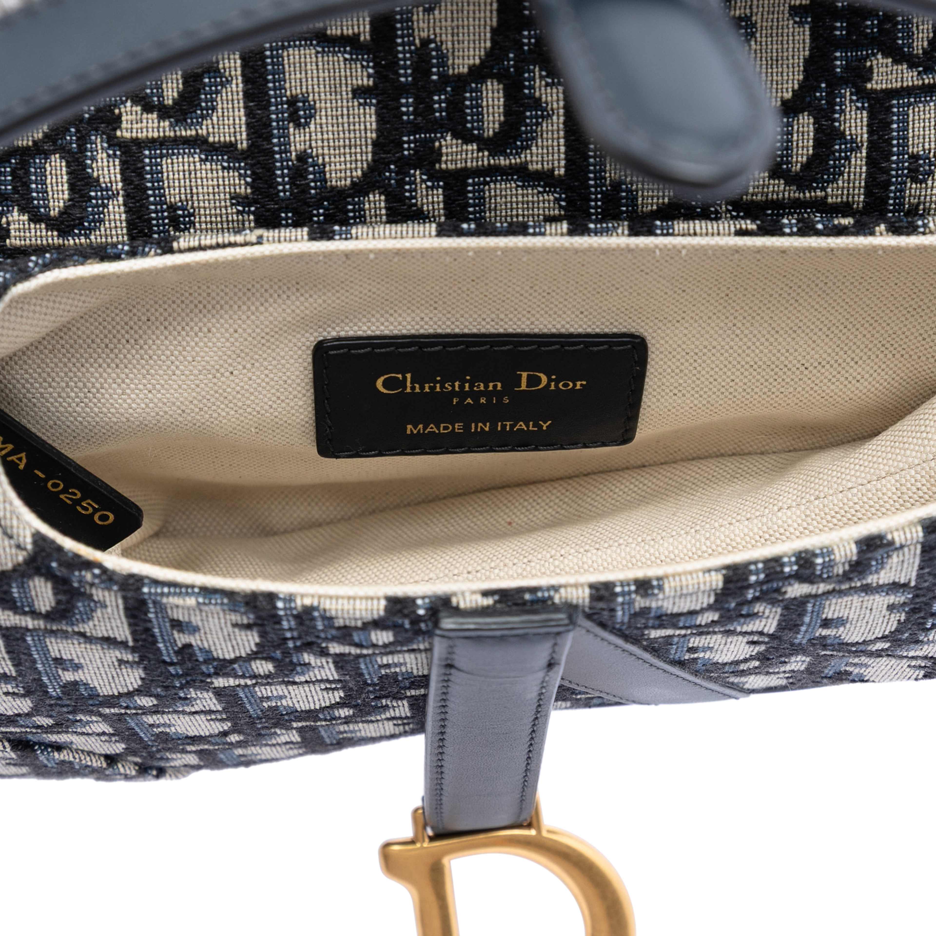 Dior Mini Oblique Canvas Saddle Bag, från Luxclusif, i färgen blå. Klicka för att öppna bilden i stort format