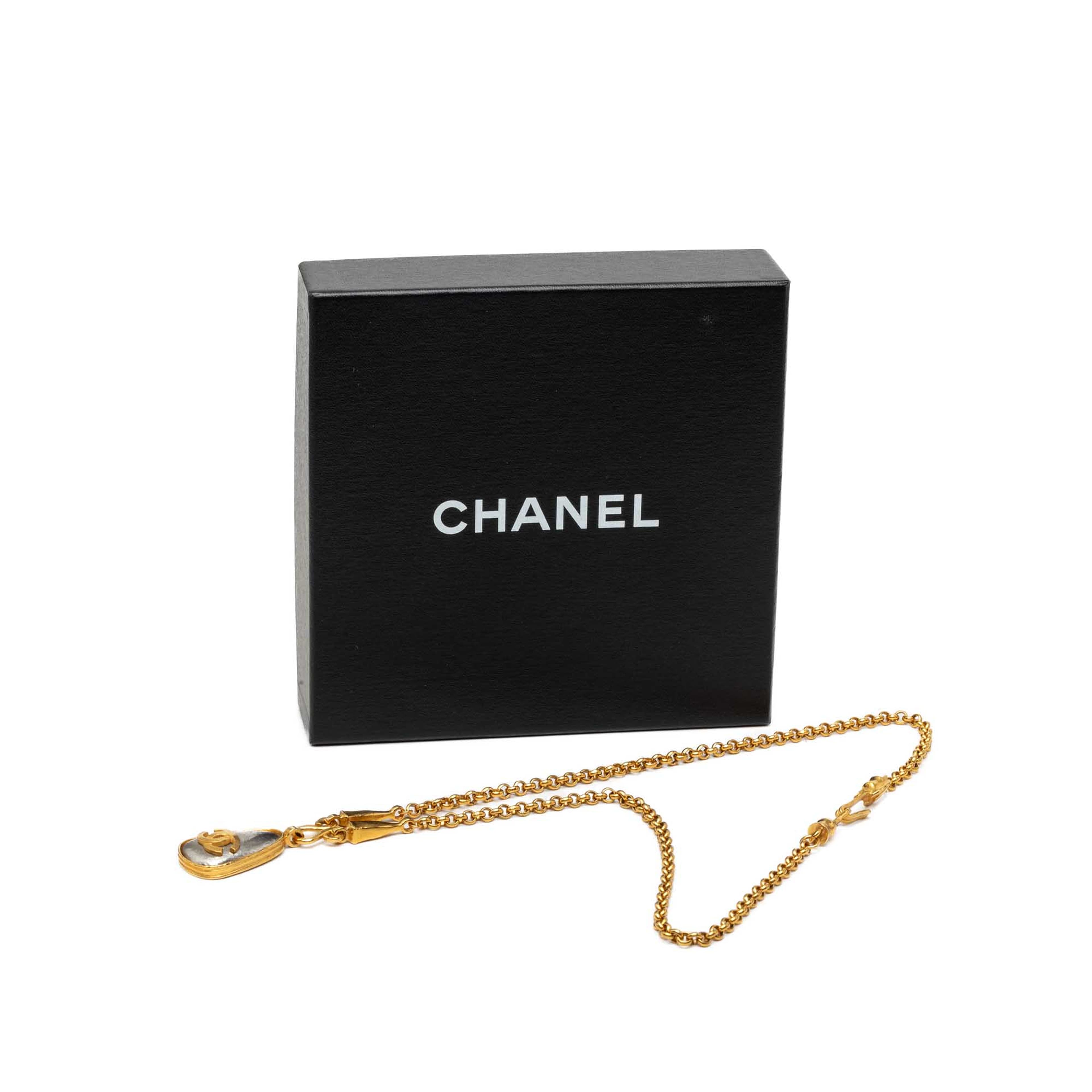Chanel Cc Gold Plated Teardrop Pendant Necklace, från Luxclusif, i färgen guld. Klicka för att öppna bilden i stort format