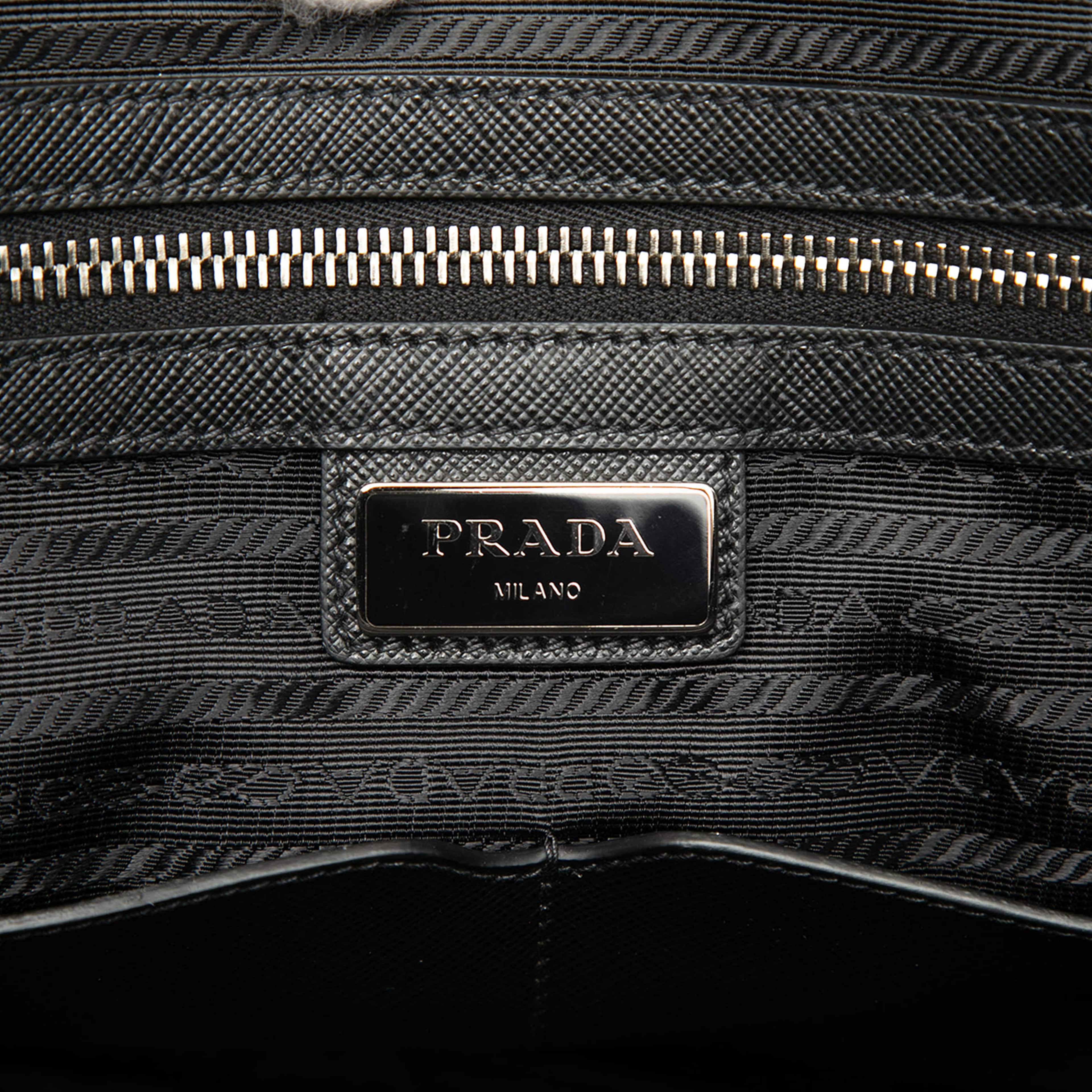 Prada Saffiano Striped Business Bag, från Luxclusif, i färgen dark blue. Klicka för att öppna bilden i stort format
