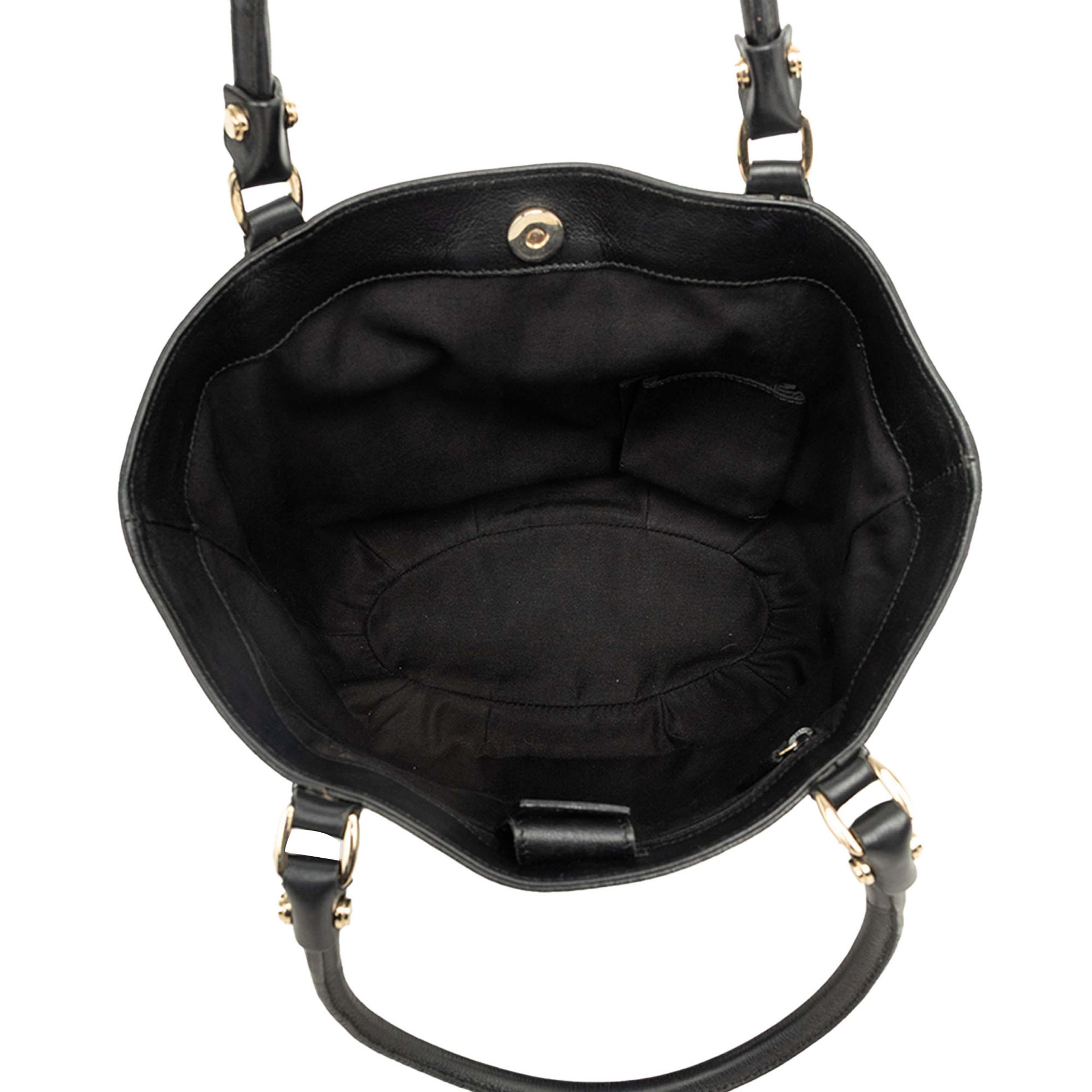 Gucci Gg Canvas Abbey D Ring Handbag, från Luxclusif, i färgen svart. Klicka för att öppna bilden i stort format