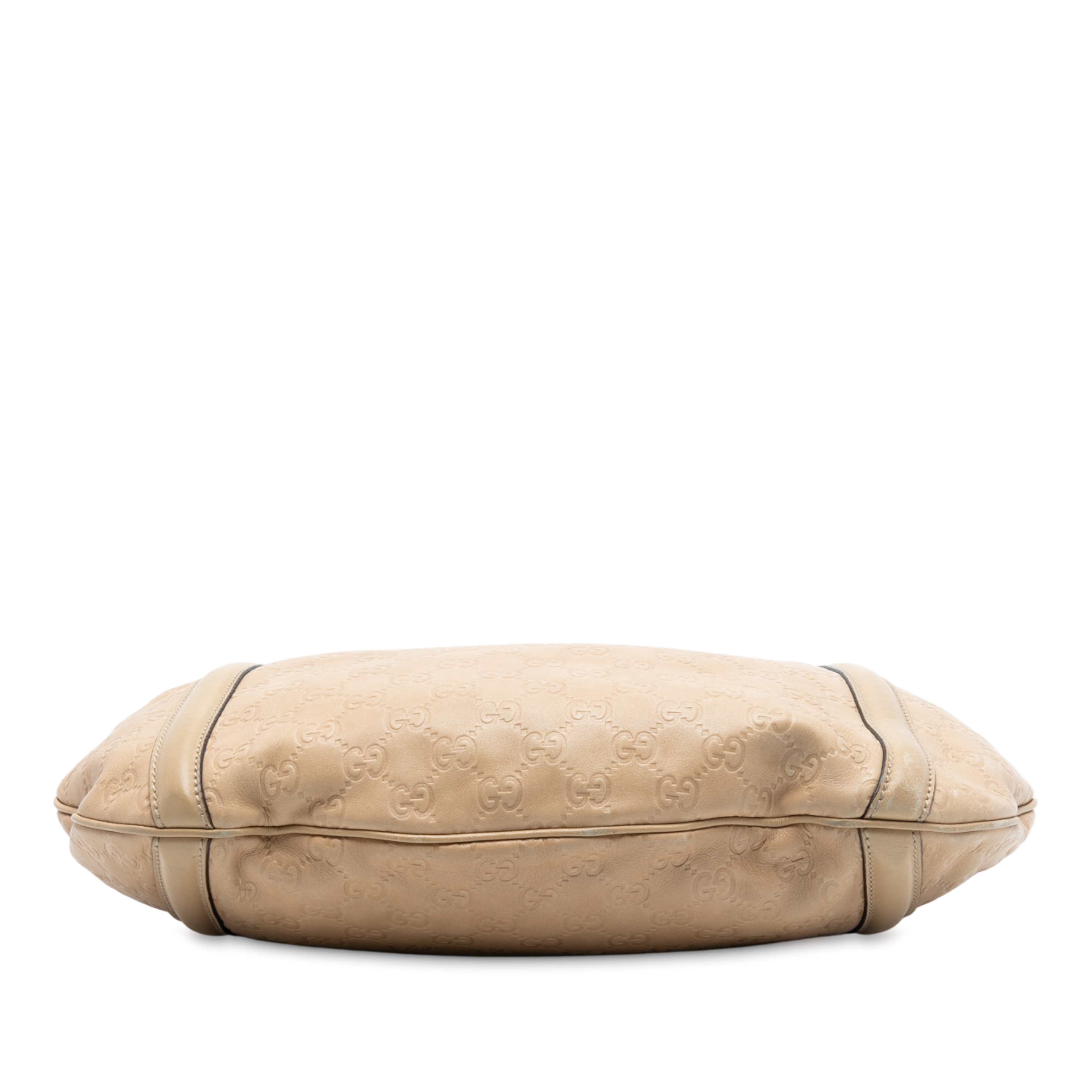 Gucci Medium Guccissima Web Britt Satchel, från Luxclusif, i färgen beige. Klicka för att öppna bilden i stort format