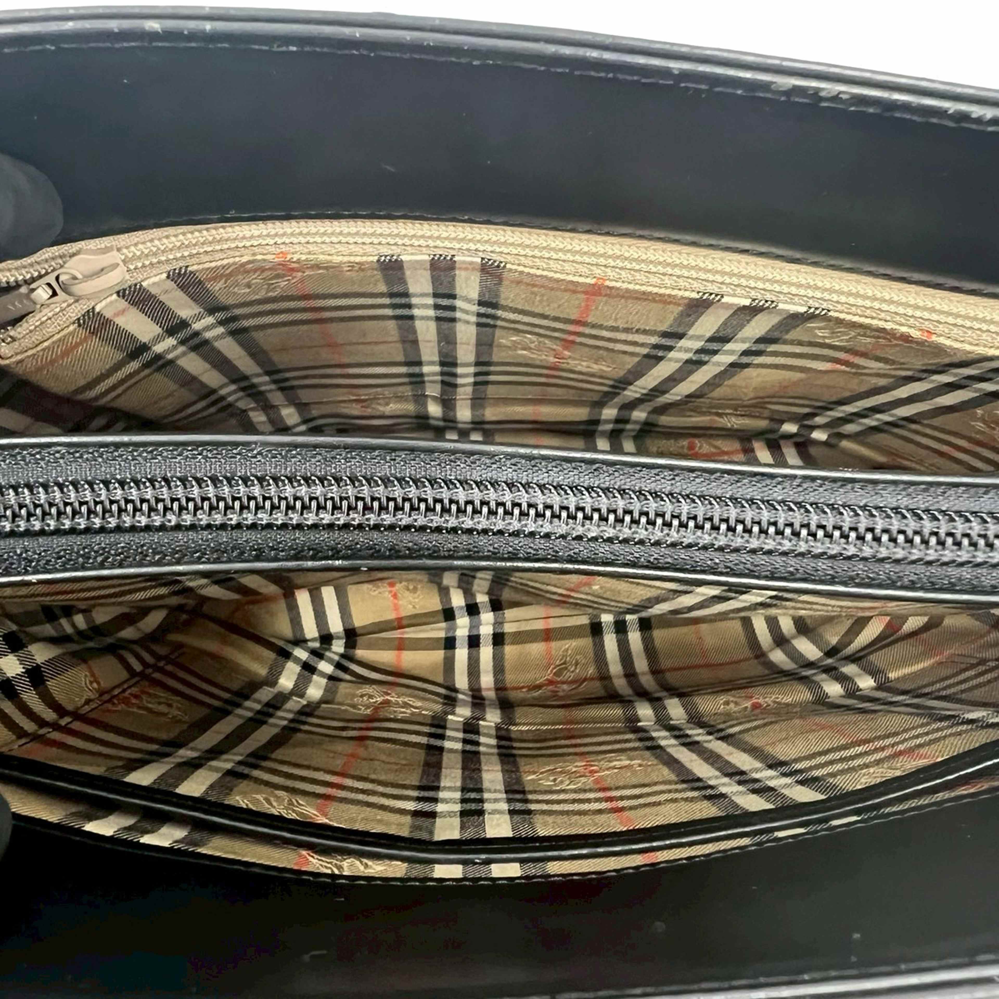 Burberry House Check Trimmed Leather Crossbody, från Luxclusif, i färgen black. Klicka för att öppna bilden i stort format