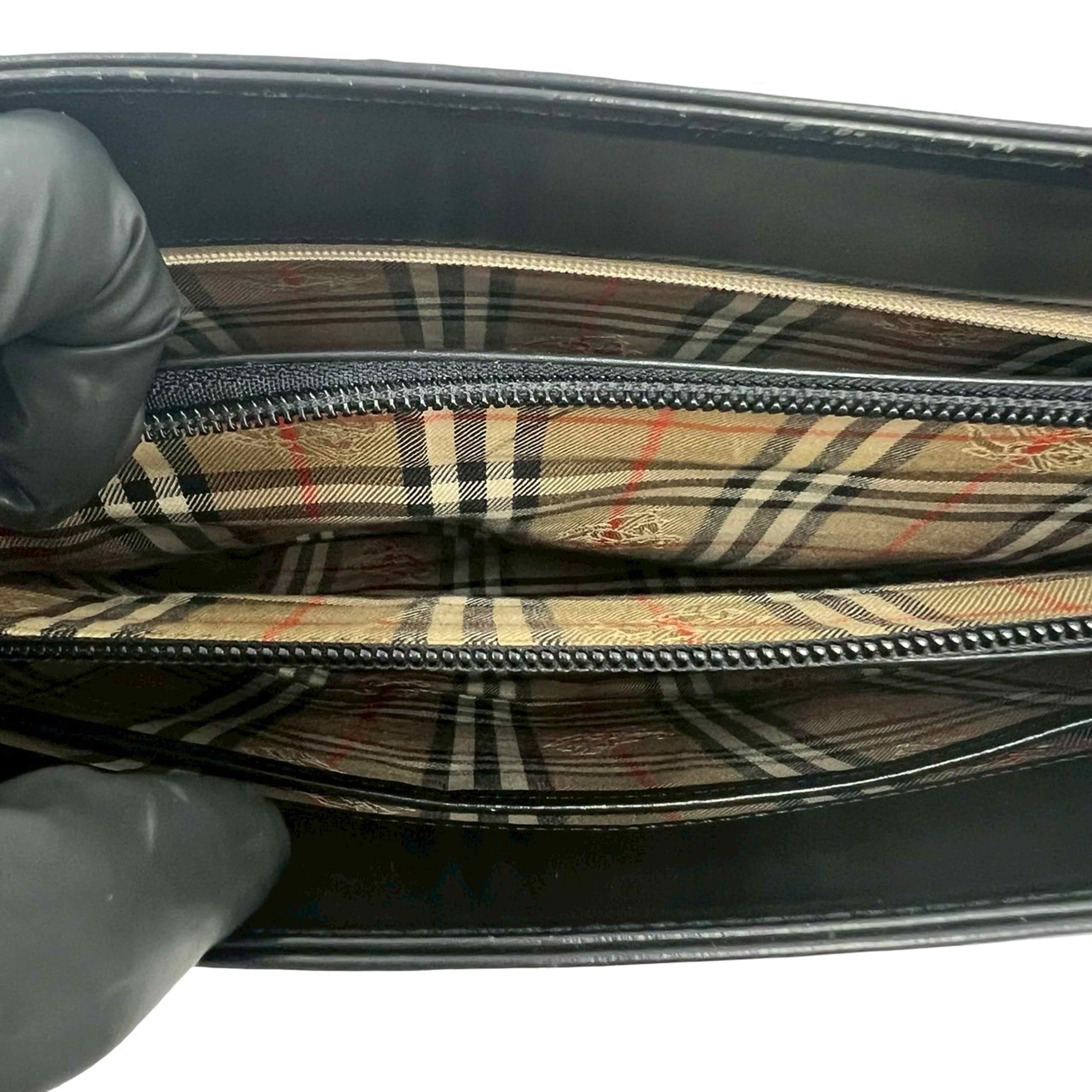 Burberry House Check Trimmed Leather Crossbody, från Luxclusif, i färgen black. Klicka för att öppna bilden i stort format