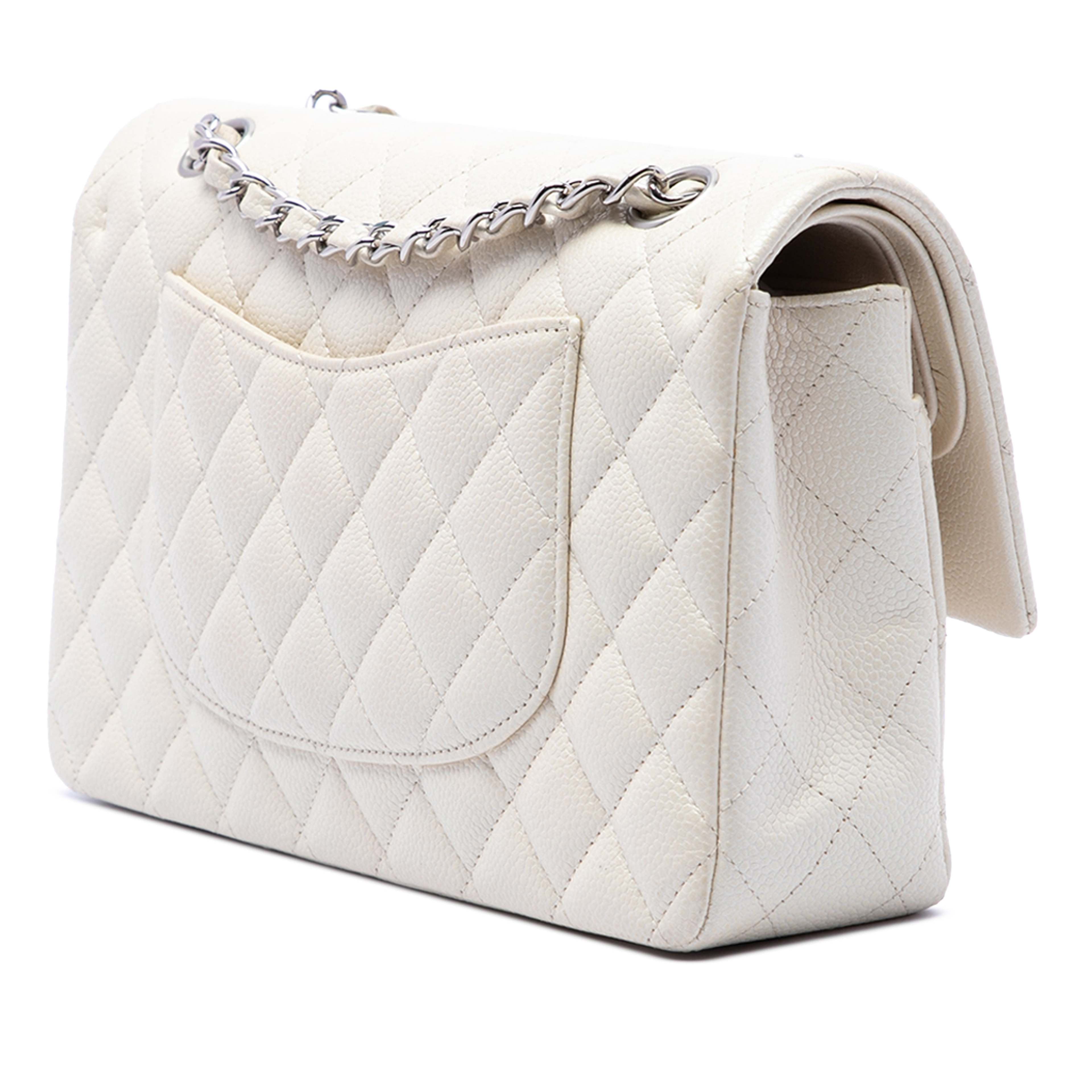 Chanel Medium Classic Caviar Double Flap, från Luxclusif, i färgen vit. Klicka för att öppna bilden i stort format