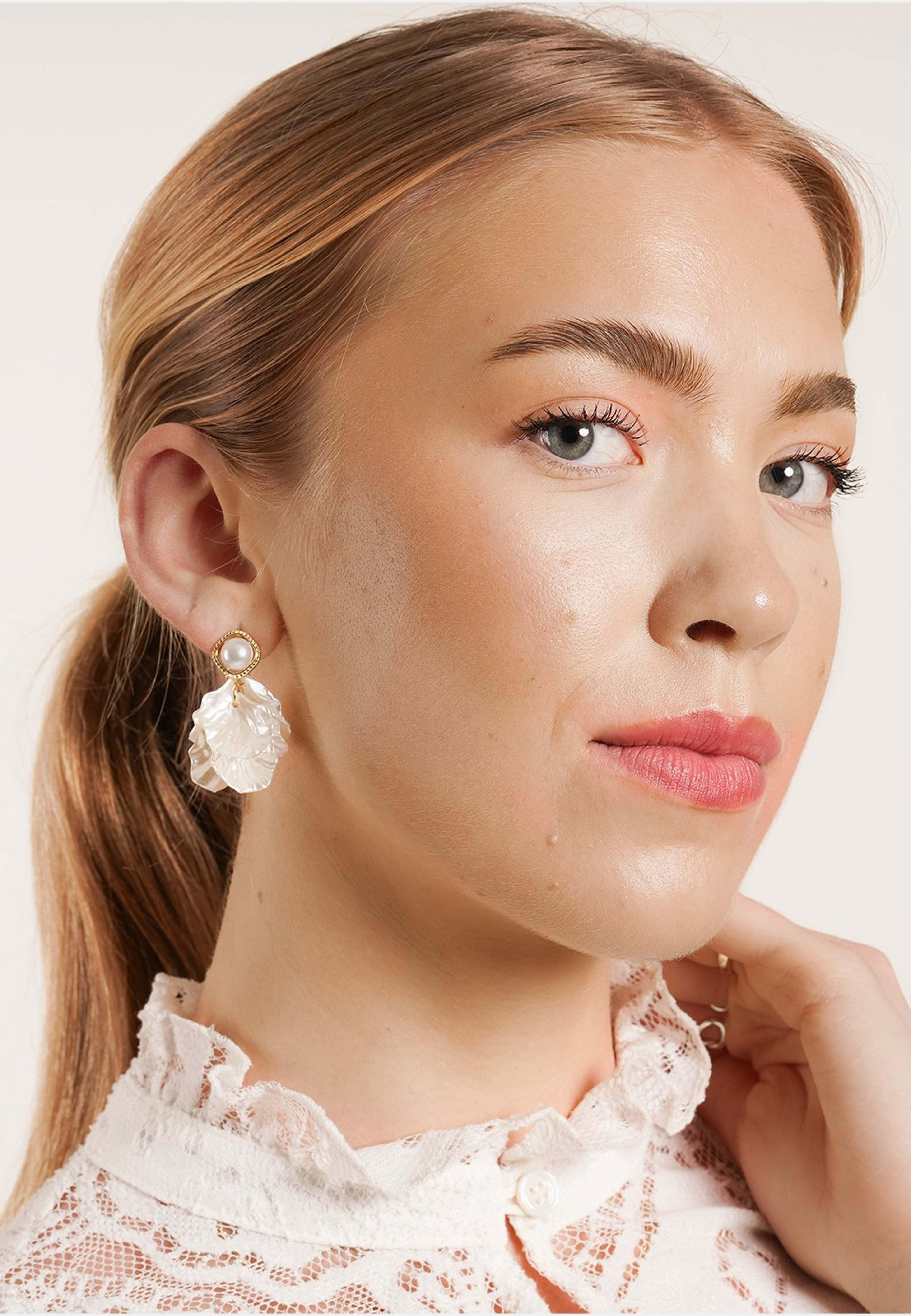 Snö Icon Small Flower Ear, från SNÖ of Sweden, i färgen plain g. Klicka för att öppna bilden i stort format