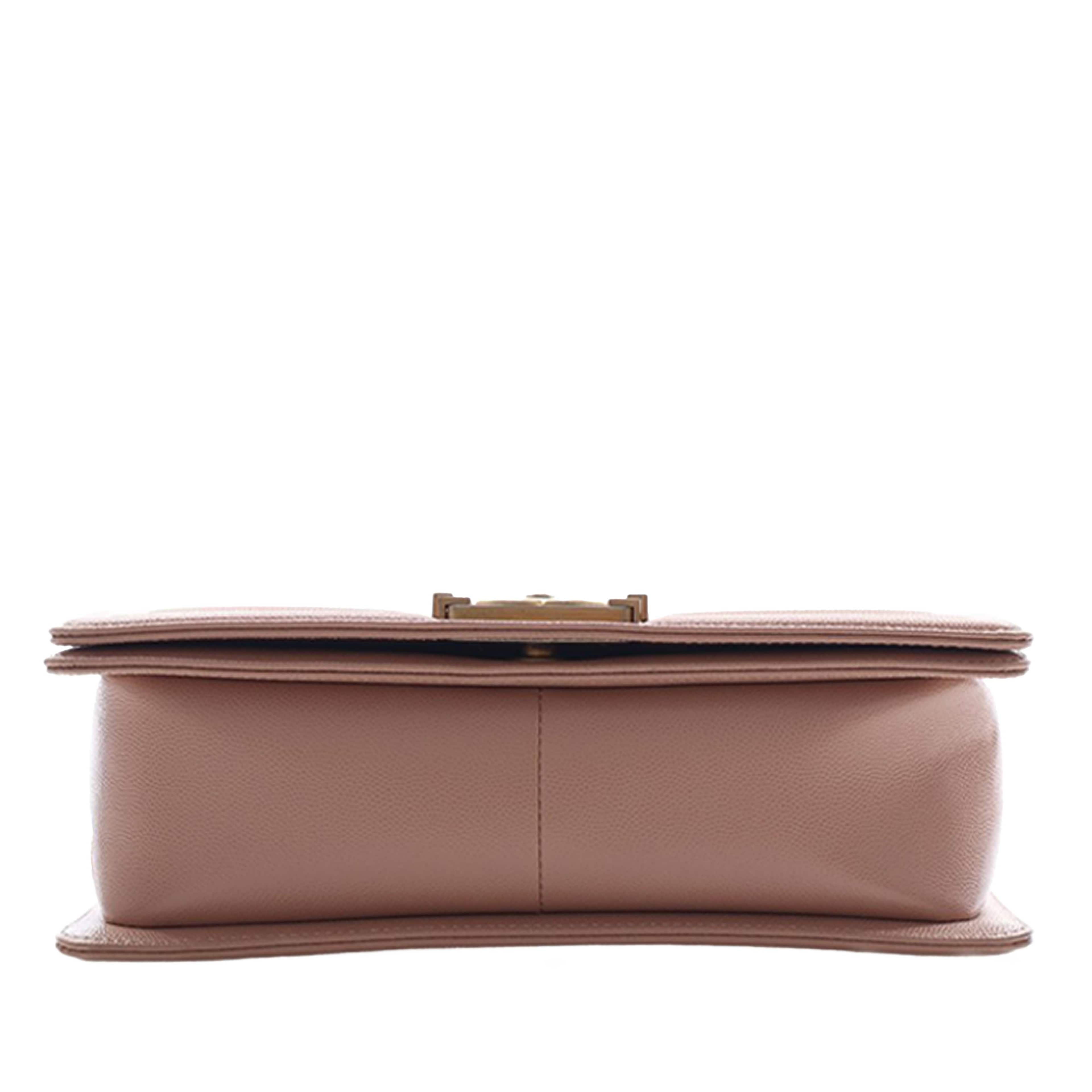 Chanel Old Medium Quilted Caviar Boy Flap, från Luxclusif, i färgen nude. Klicka för att öppna bilden i stort format