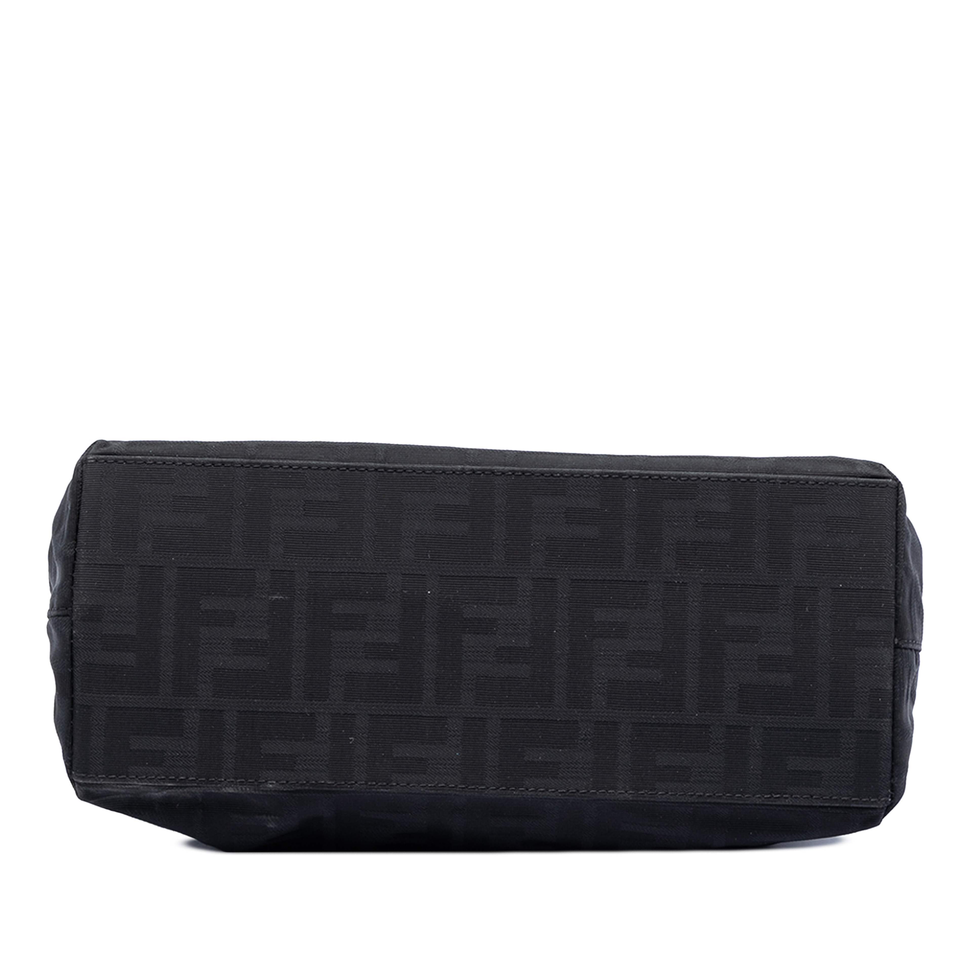 Fendi Zucca Canvas Tote, från Luxclusif, i färgen svart. Klicka för att öppna bilden i stort format