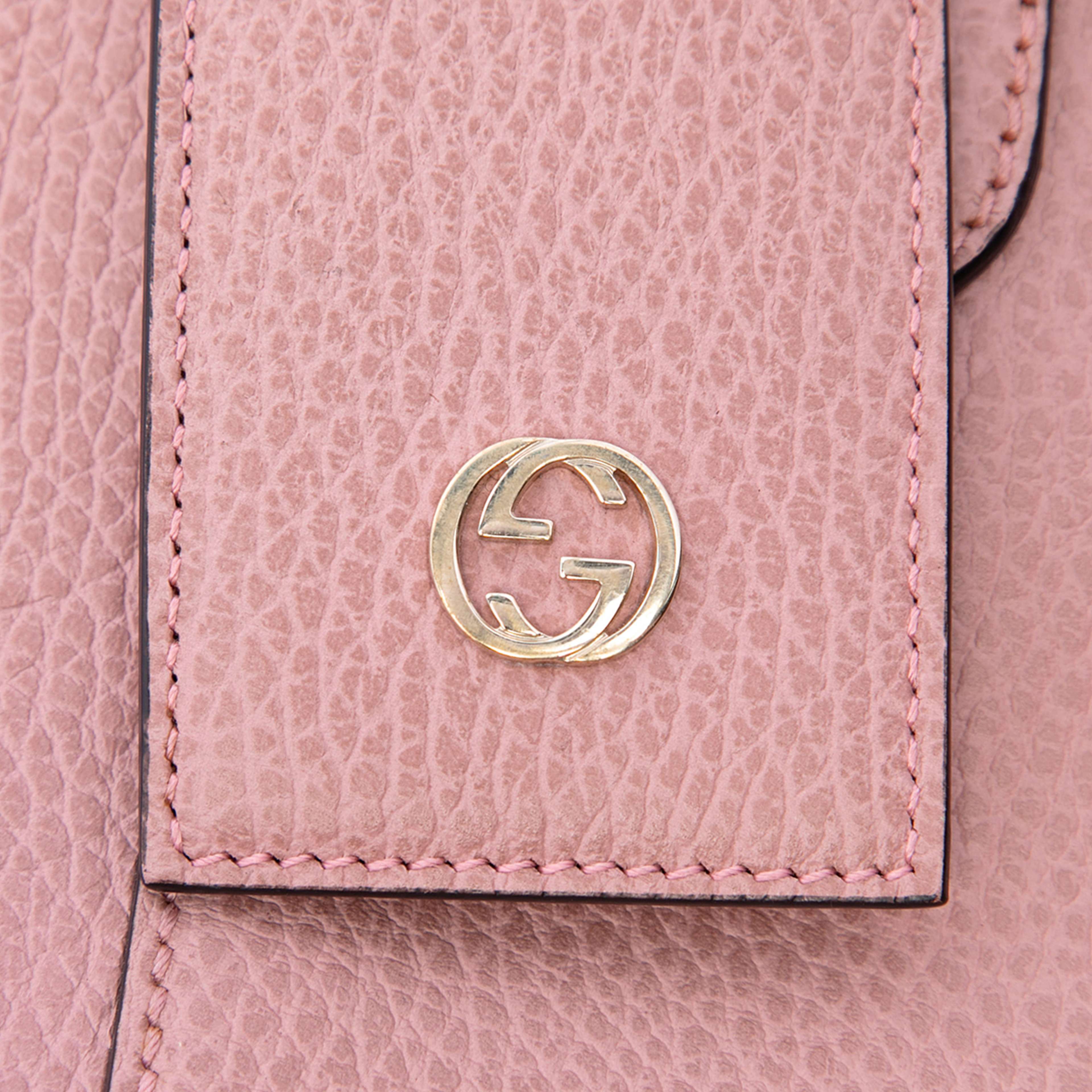 Gucci Mini Calfskin Swing Satchel, från Luxclusif, i färgen rosa. Klicka för att öppna bilden i stort format