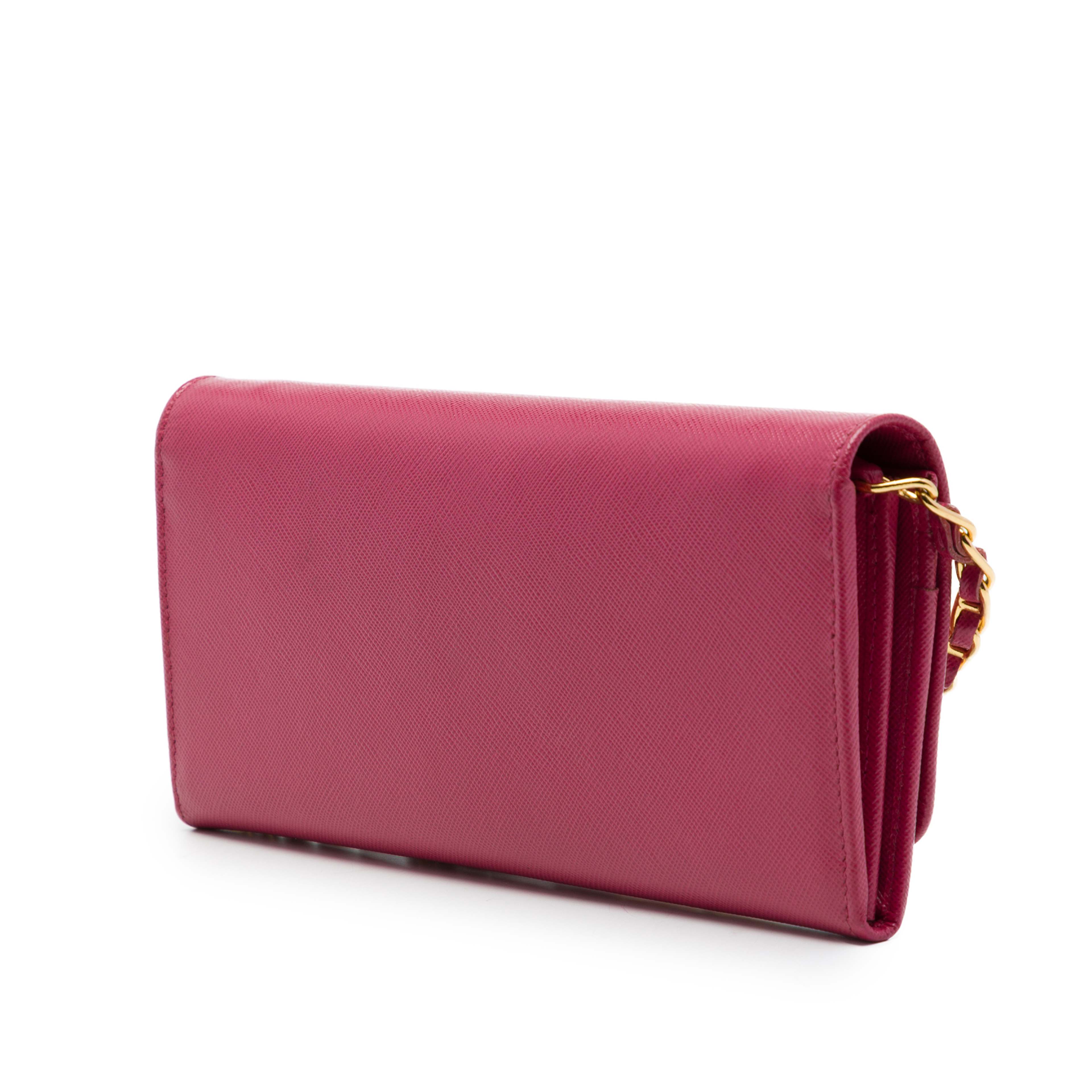 Prada Saffiano Wallet On Chain, från Luxclusif, i färgen rosa. Klicka för att öppna bilden i stort format