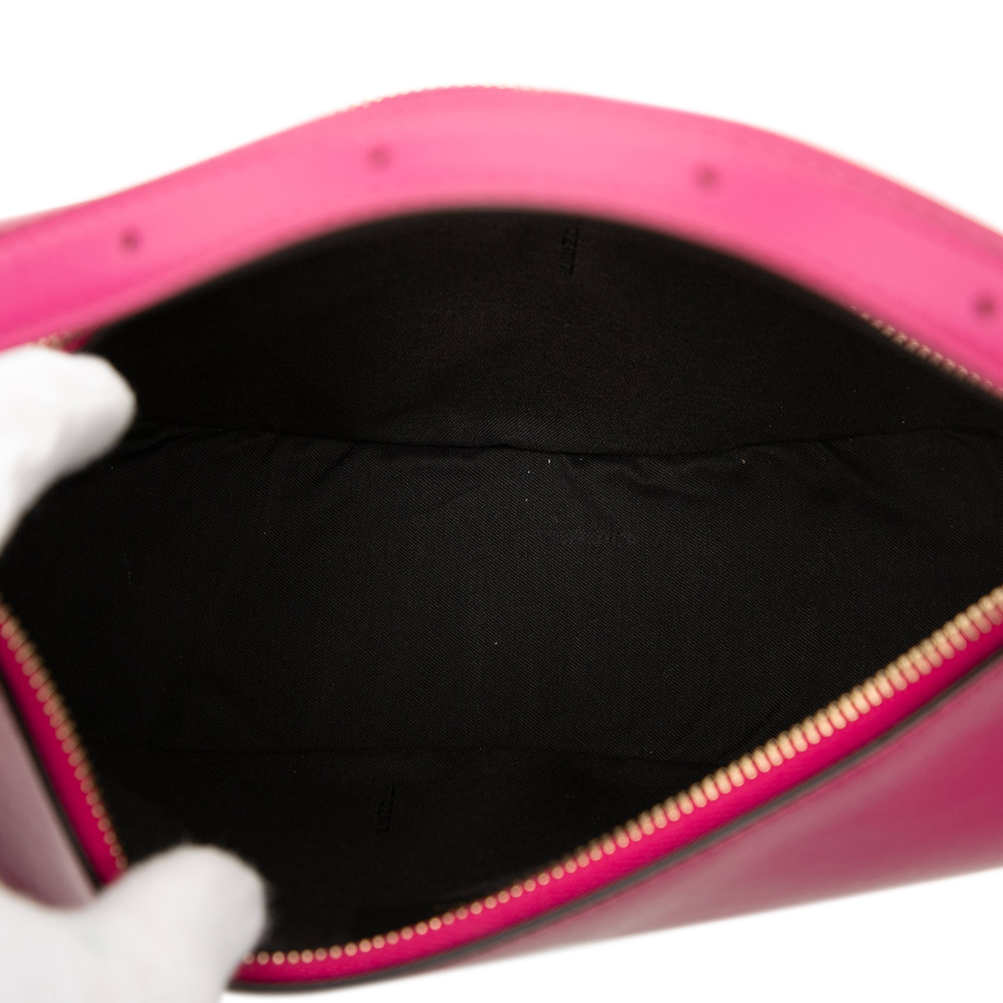 Fendi Small Leather Fendigraphy Hobo, från Luxclusif, i färgen rosa. Klicka för att öppna bilden i stort format
