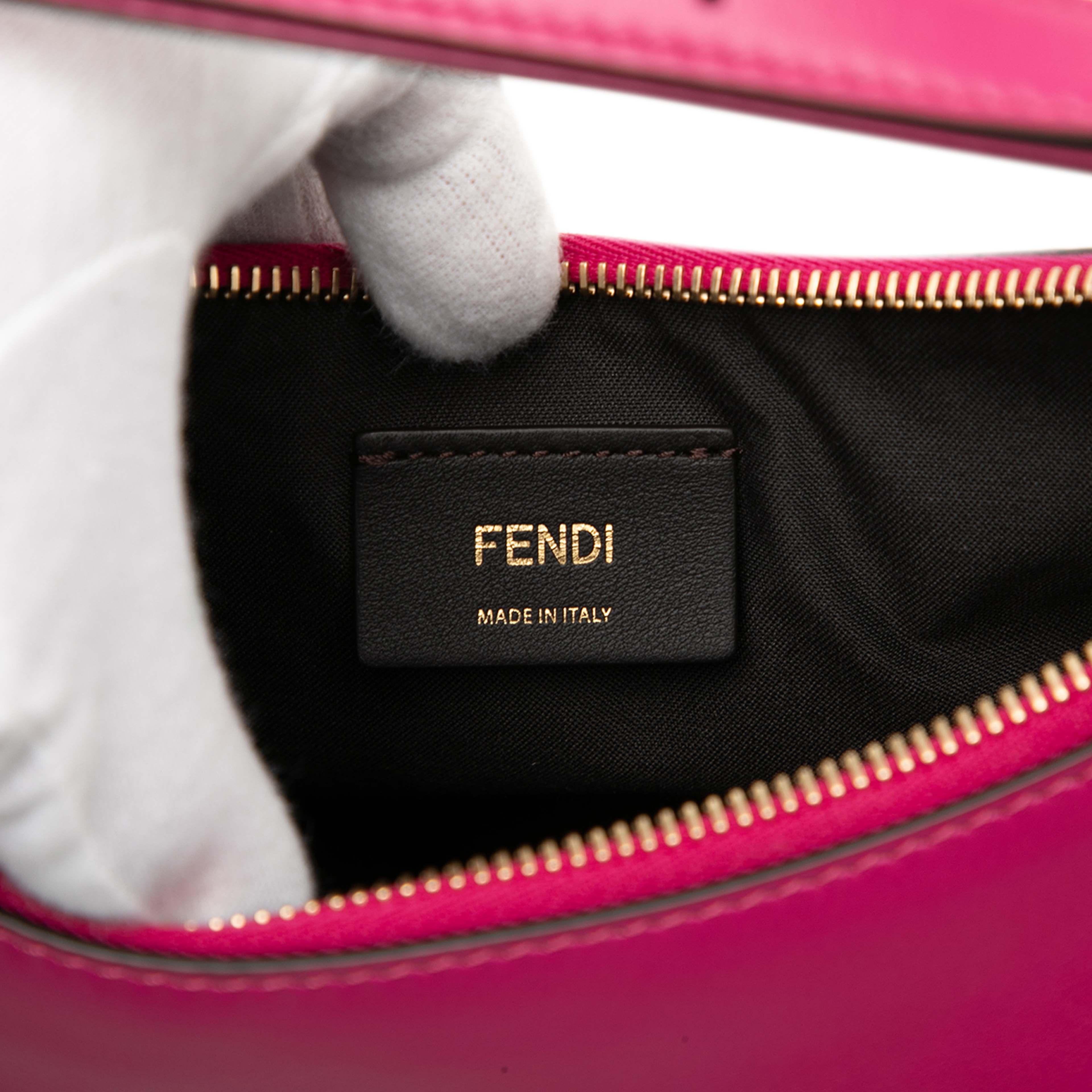 Fendi Small Leather Fendigraphy Hobo, från Luxclusif, i färgen rosa. Klicka för att öppna bilden i stort format