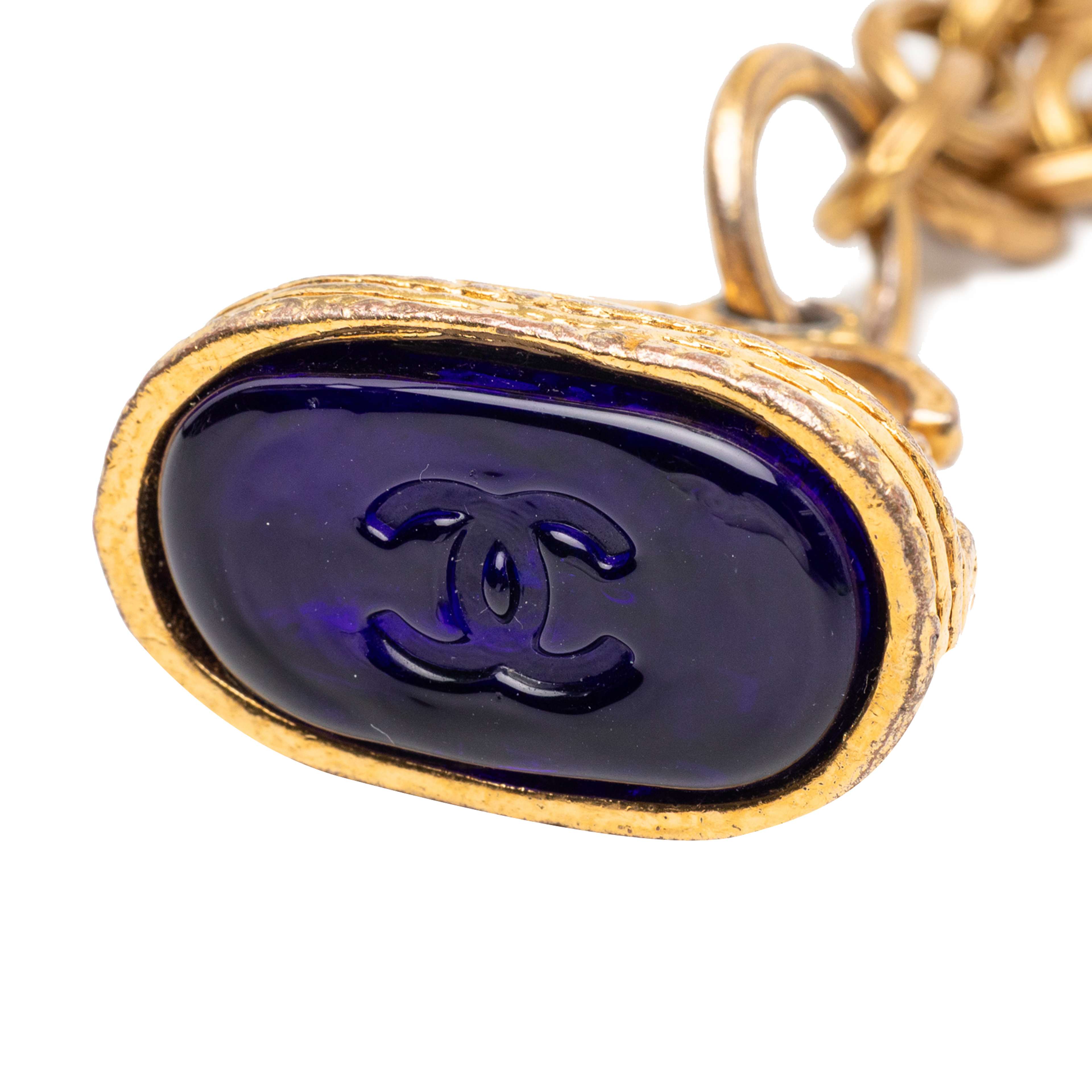 Chanel Cc Gold Plated Gripoix Stamp Pendant Necklace, från Luxclusif, i färgen gold. Klicka för att öppna bilden i stort format