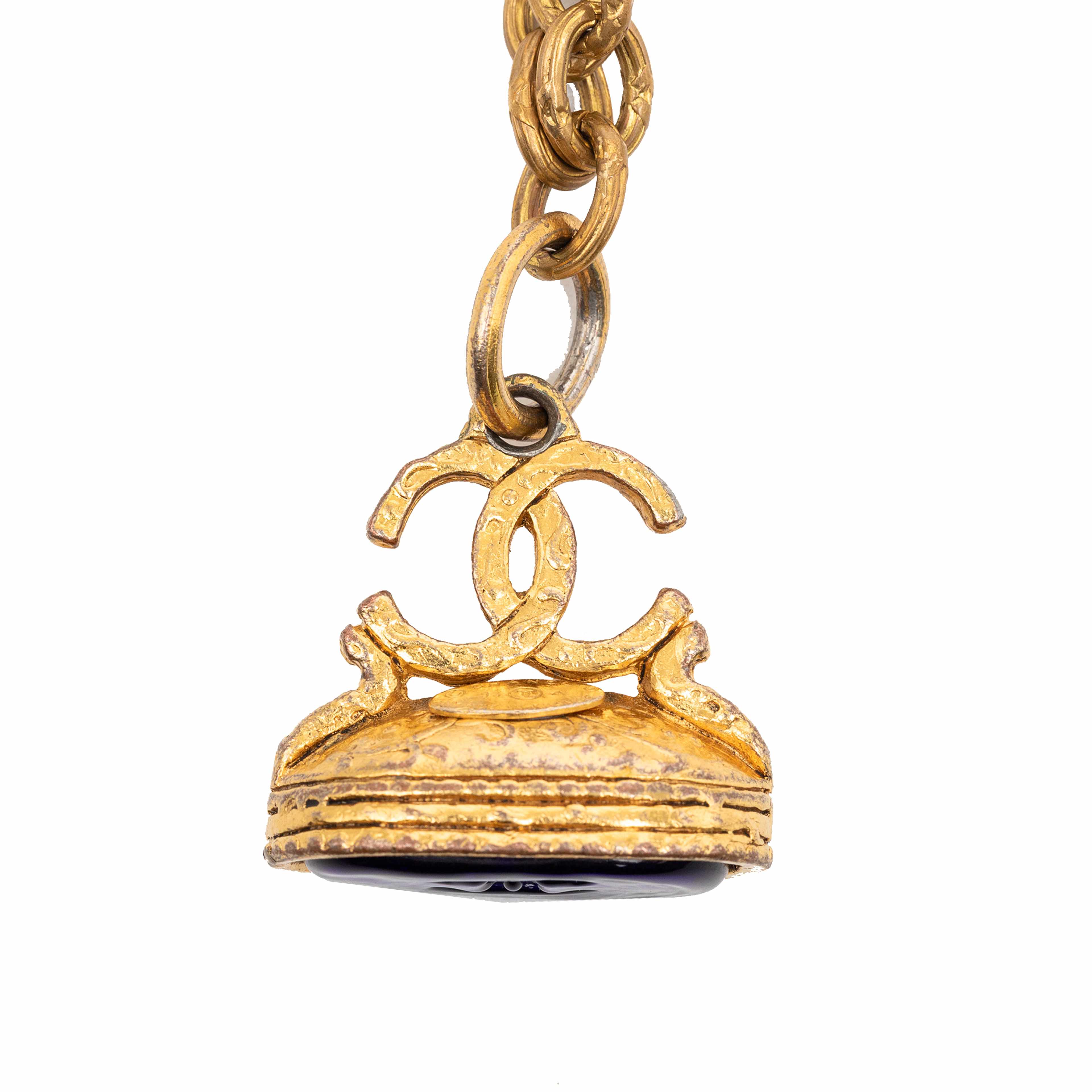 Chanel Cc Gold Plated Gripoix Stamp Pendant Necklace, från Luxclusif, i färgen gold. Klicka för att öppna bilden i stort format