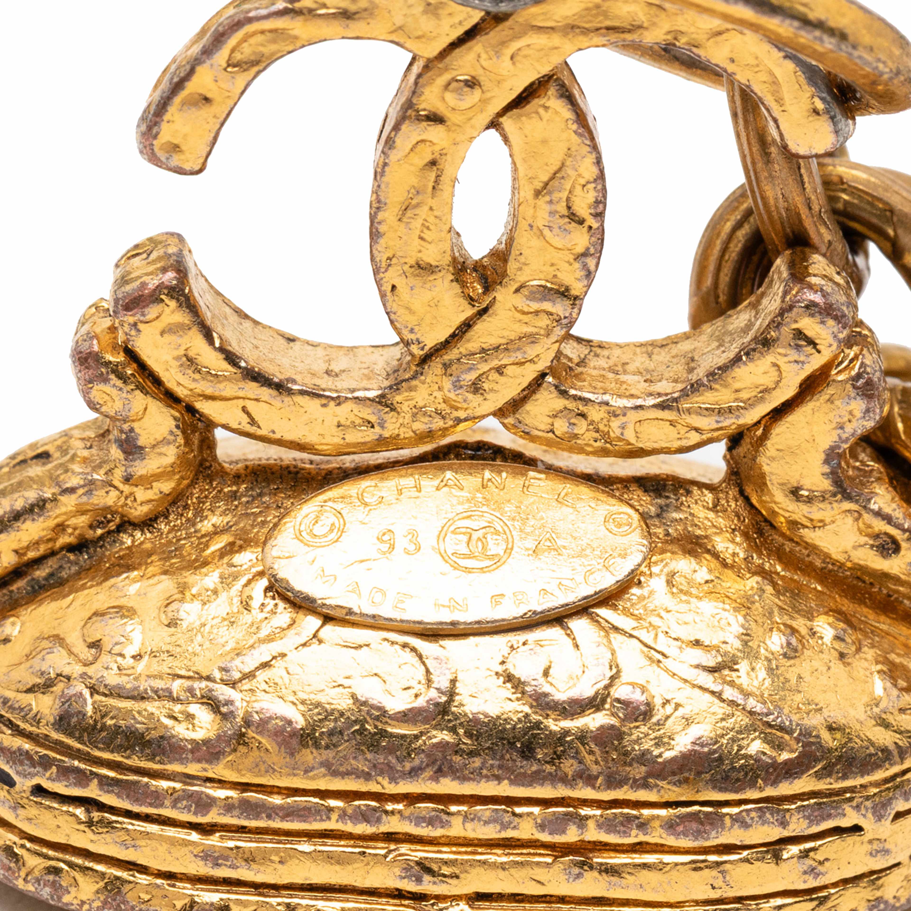 Chanel Cc Gold Plated Gripoix Stamp Pendant Necklace, från Luxclusif, i färgen gold. Klicka för att öppna bilden i stort format