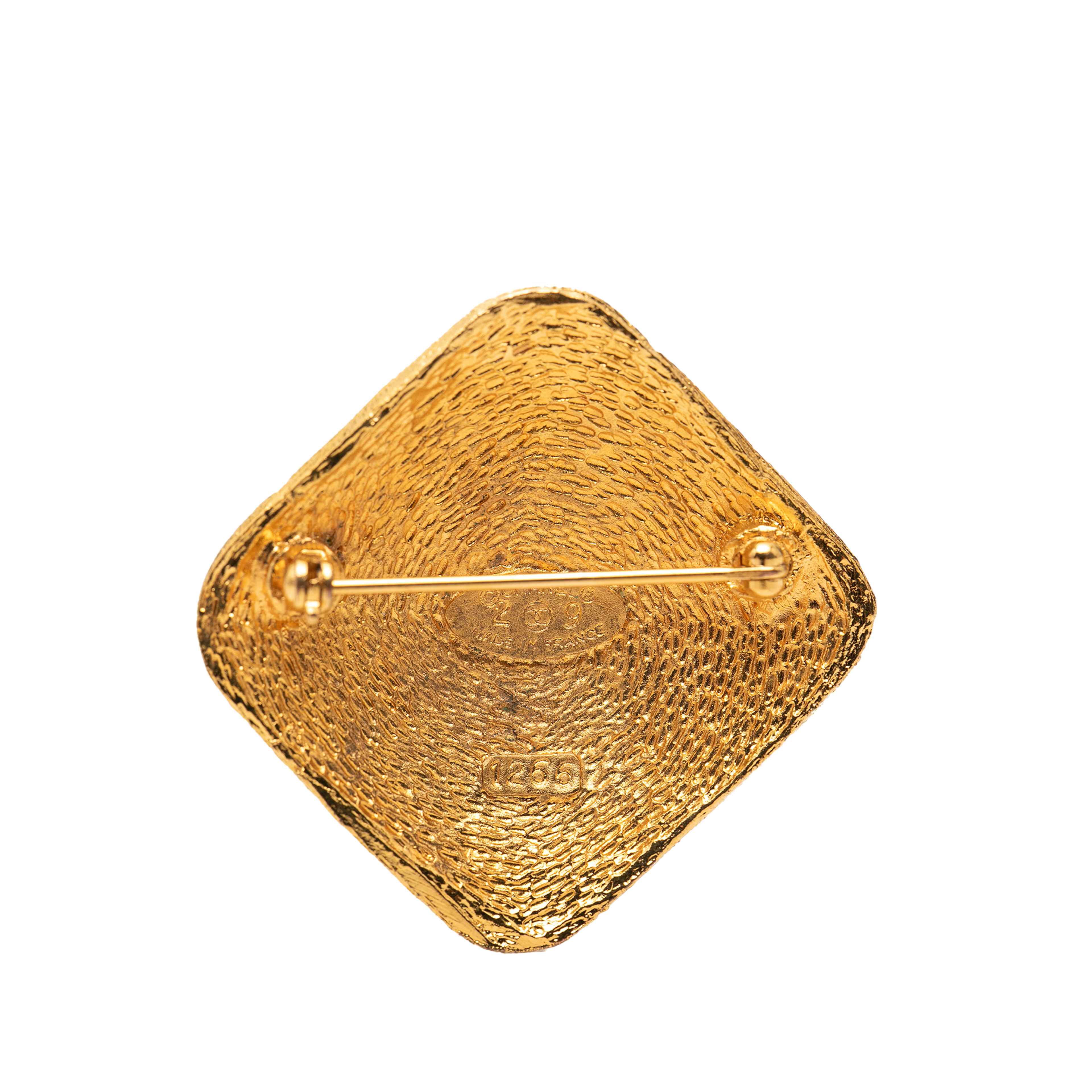 Chanel Cc Gold Plated Diamond Brooch, från Luxclusif, i färgen gold. Klicka för att öppna bilden i stort format