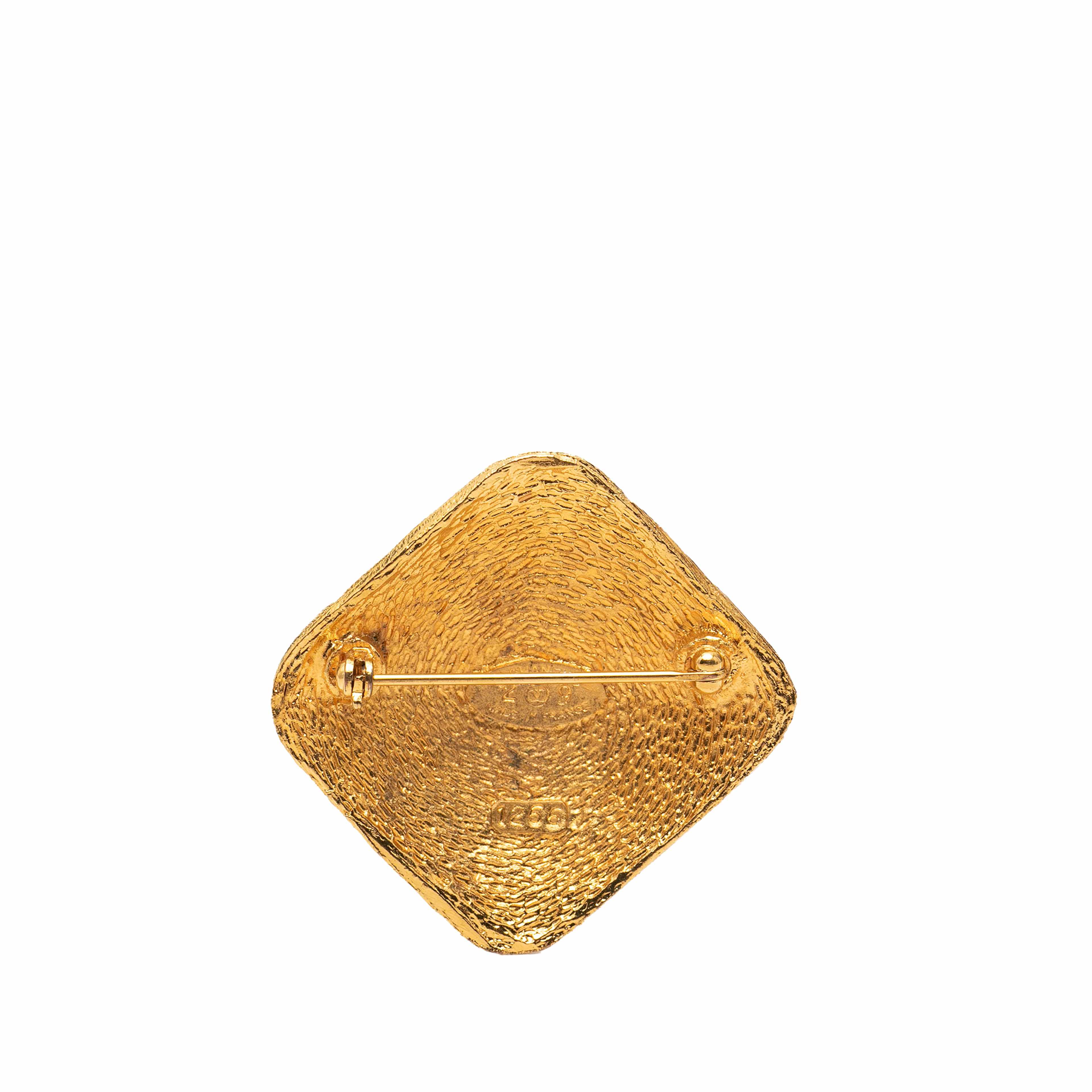 Chanel Cc Gold Plated Diamond Brooch, från Luxclusif, i färgen guld. Klicka för att öppna bilden i stort format