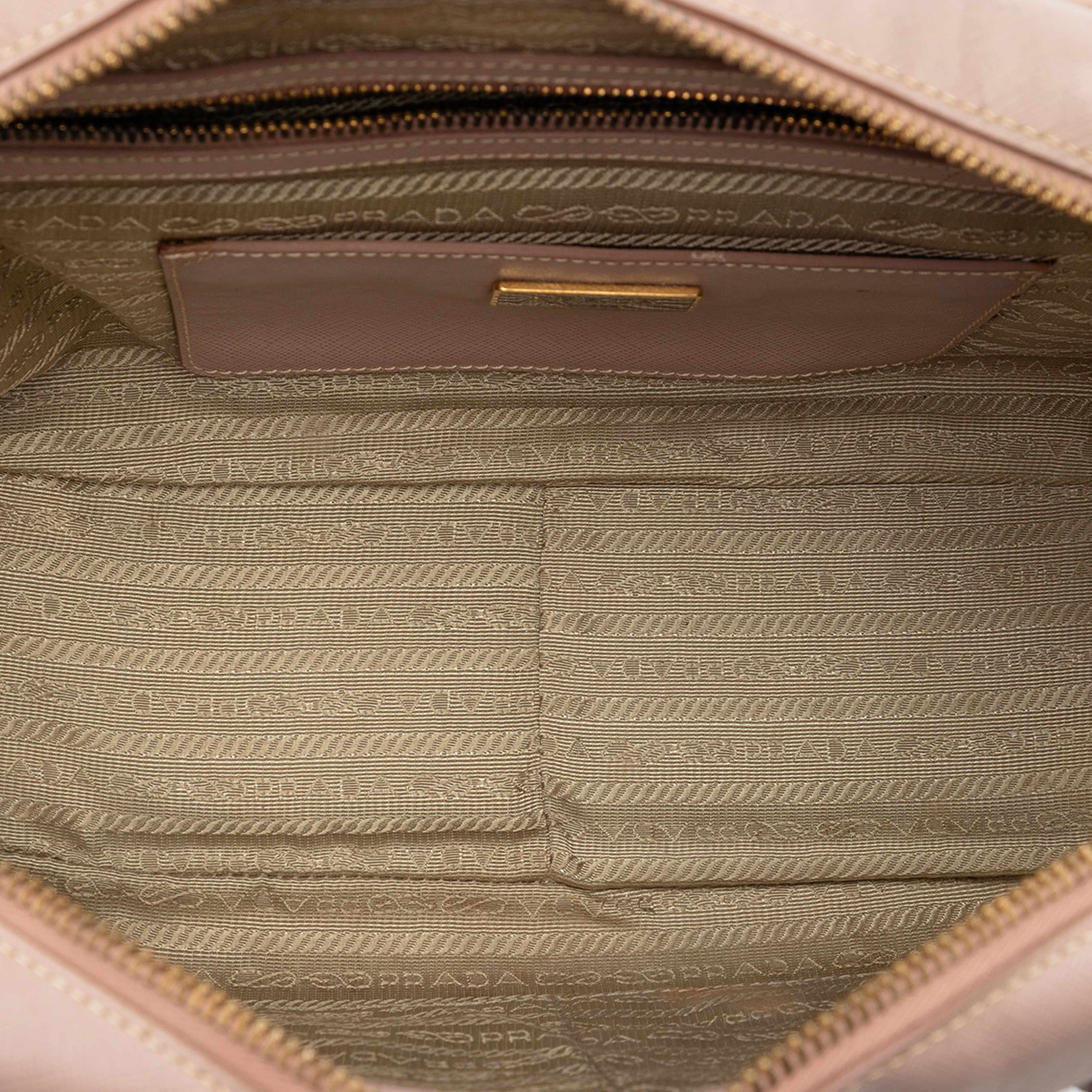 Prada Saffiano Lux Bauletto Satchel, från Luxclusif, i färgen beige. Klicka för att öppna bilden i stort format