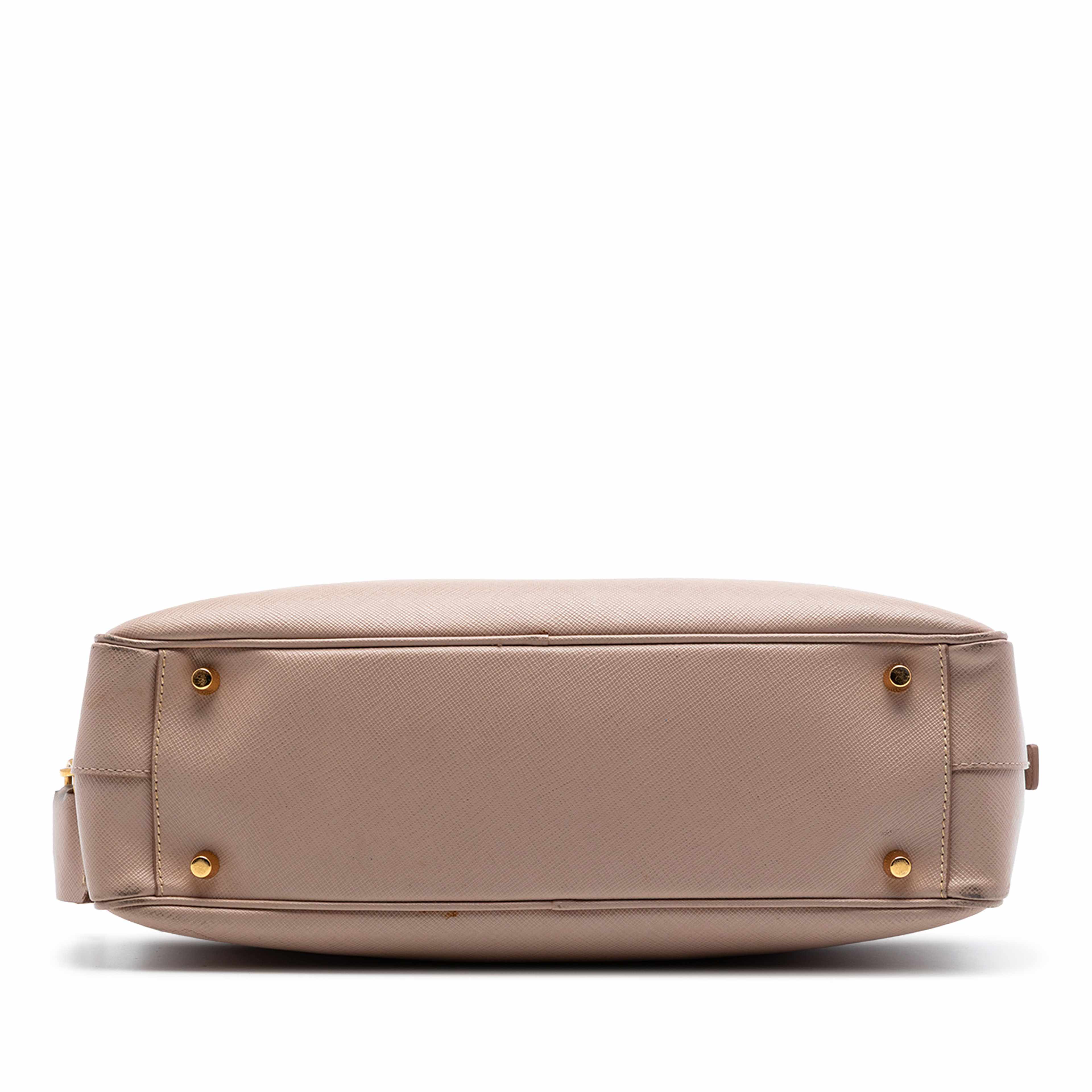 Prada Saffiano Lux Bauletto Satchel, från Luxclusif, i färgen beige. Klicka för att öppna bilden i stort format