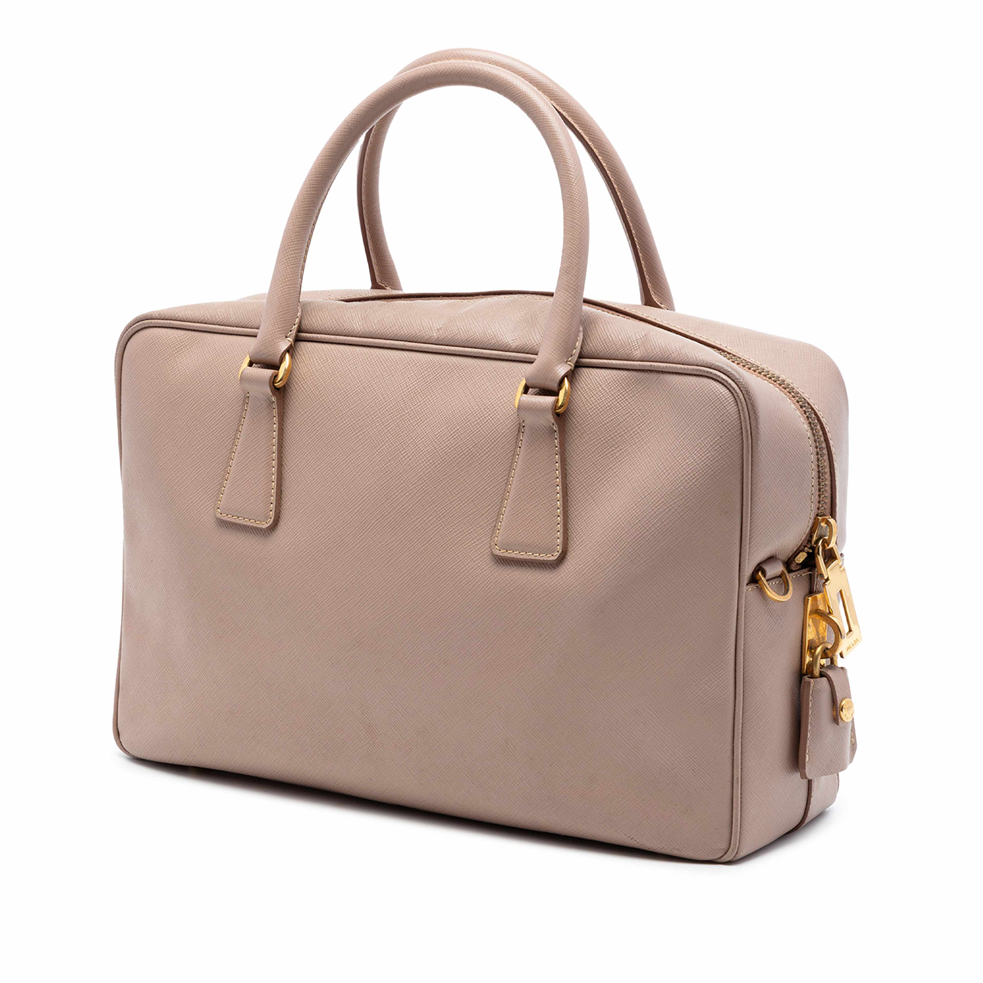 Prada Saffiano Lux Bauletto Satchel, från Luxclusif, i färgen beige. Klicka för att öppna bilden i stort format