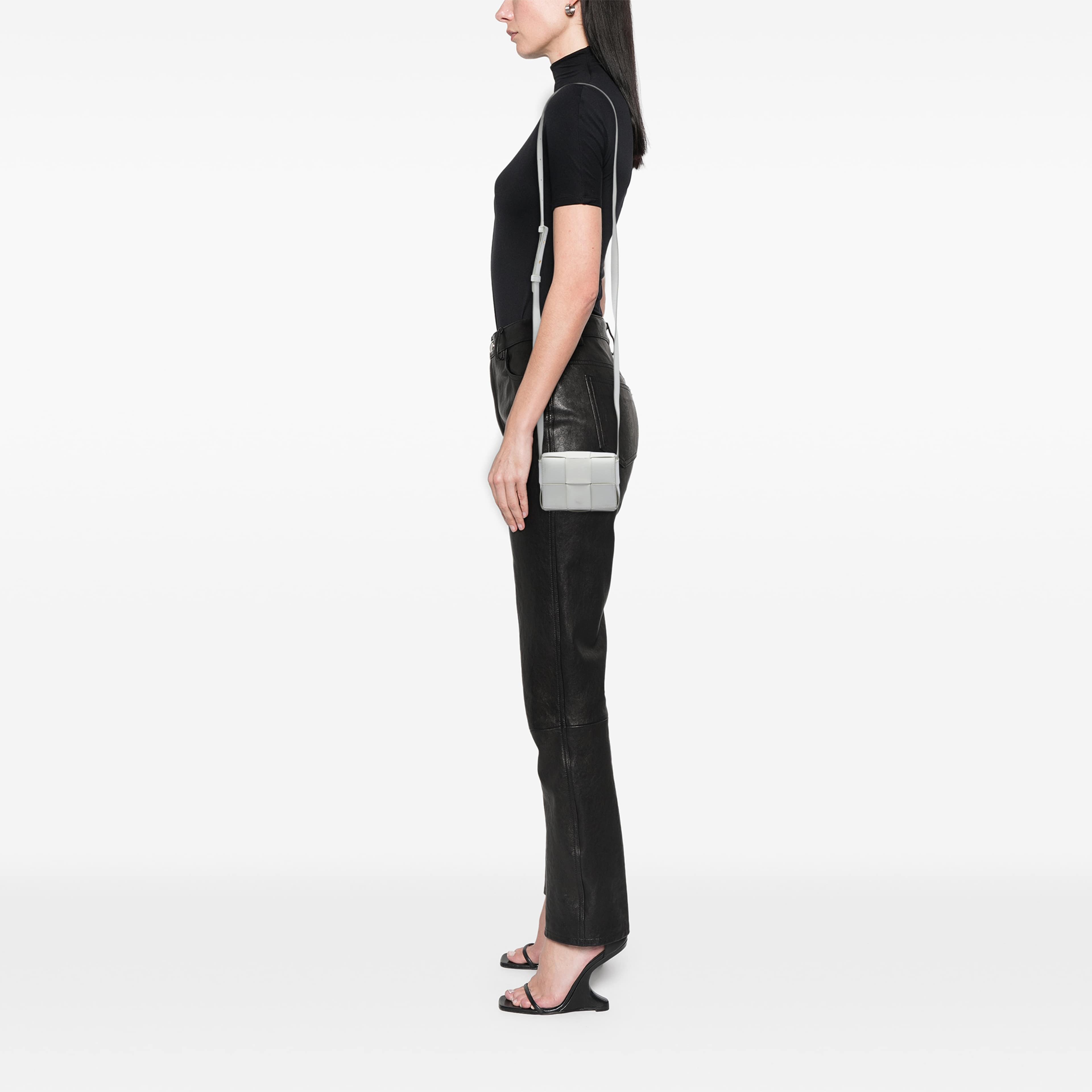 Bottega Veneta Candy Nappa Intrecciato Cassette Crossbody, från Luxclusif, i färgen vit. Klicka för att öppna bilden i stort format