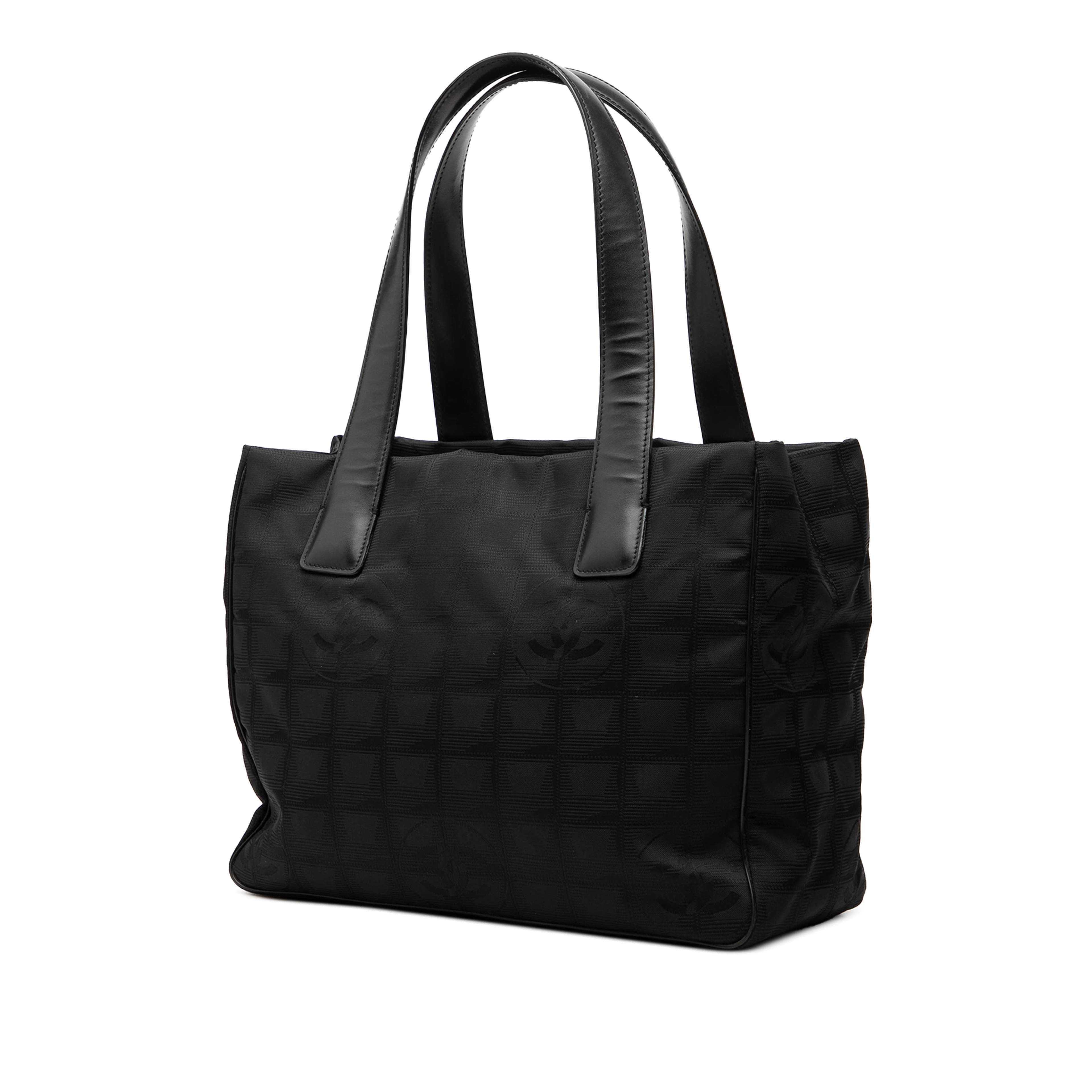 Chanel New Travel Line Nylon Tote, från Luxclusif, i färgen svart. Klicka för att öppna bilden i stort format
