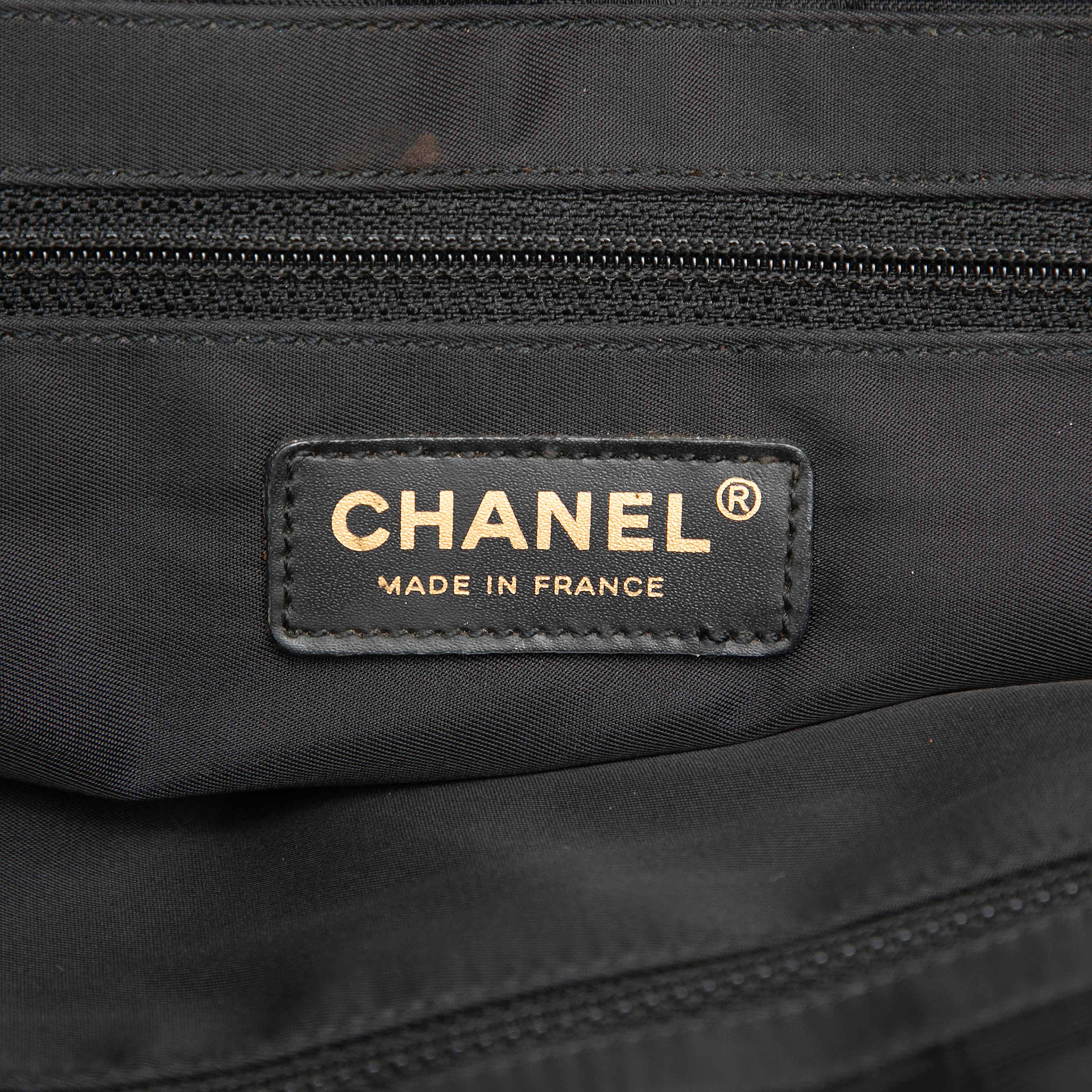Chanel New Travel Line Nylon Tote, från Luxclusif, i färgen svart. Klicka för att öppna bilden i stort format
