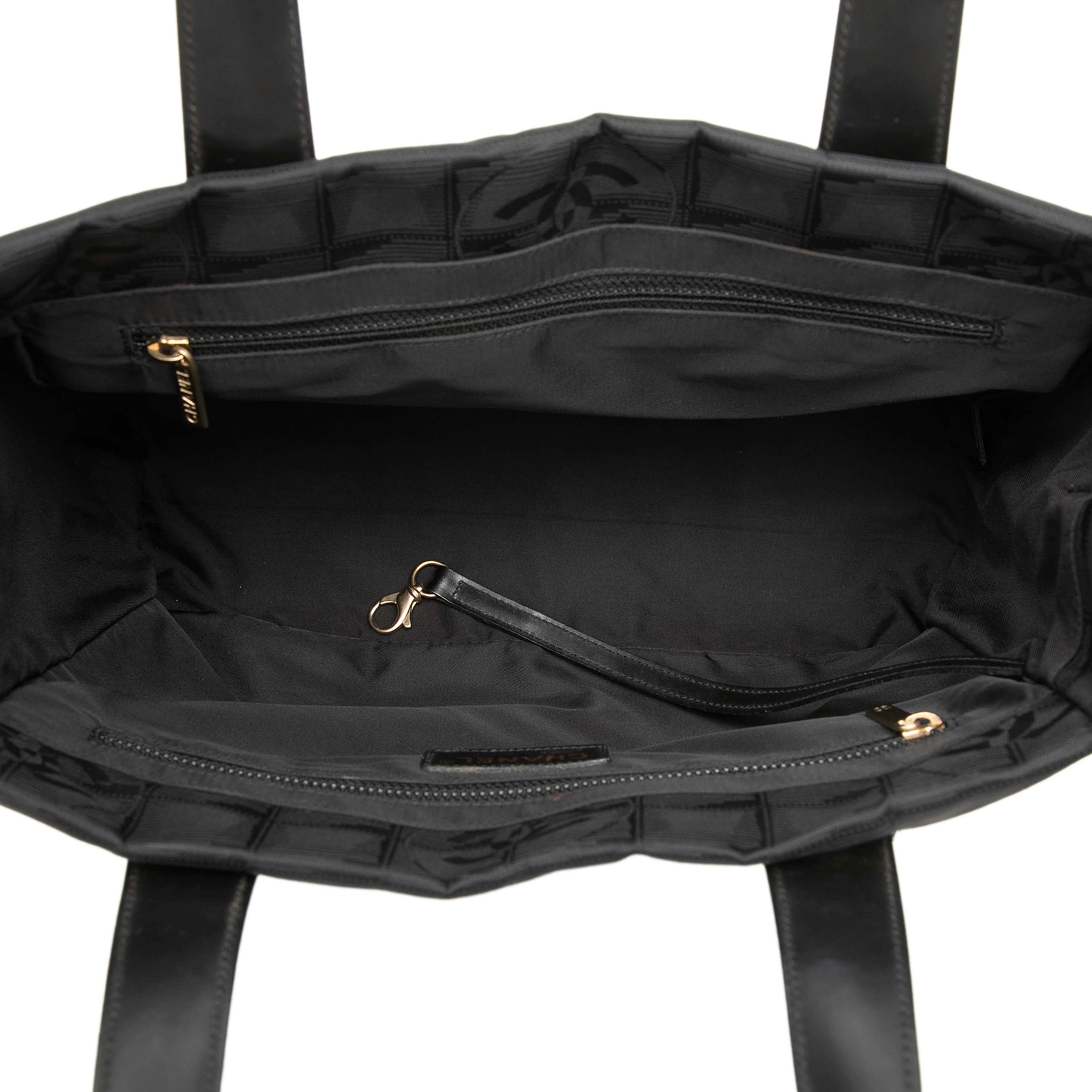 Chanel New Travel Line Nylon Tote, från Luxclusif, i färgen svart. Klicka för att öppna bilden i stort format