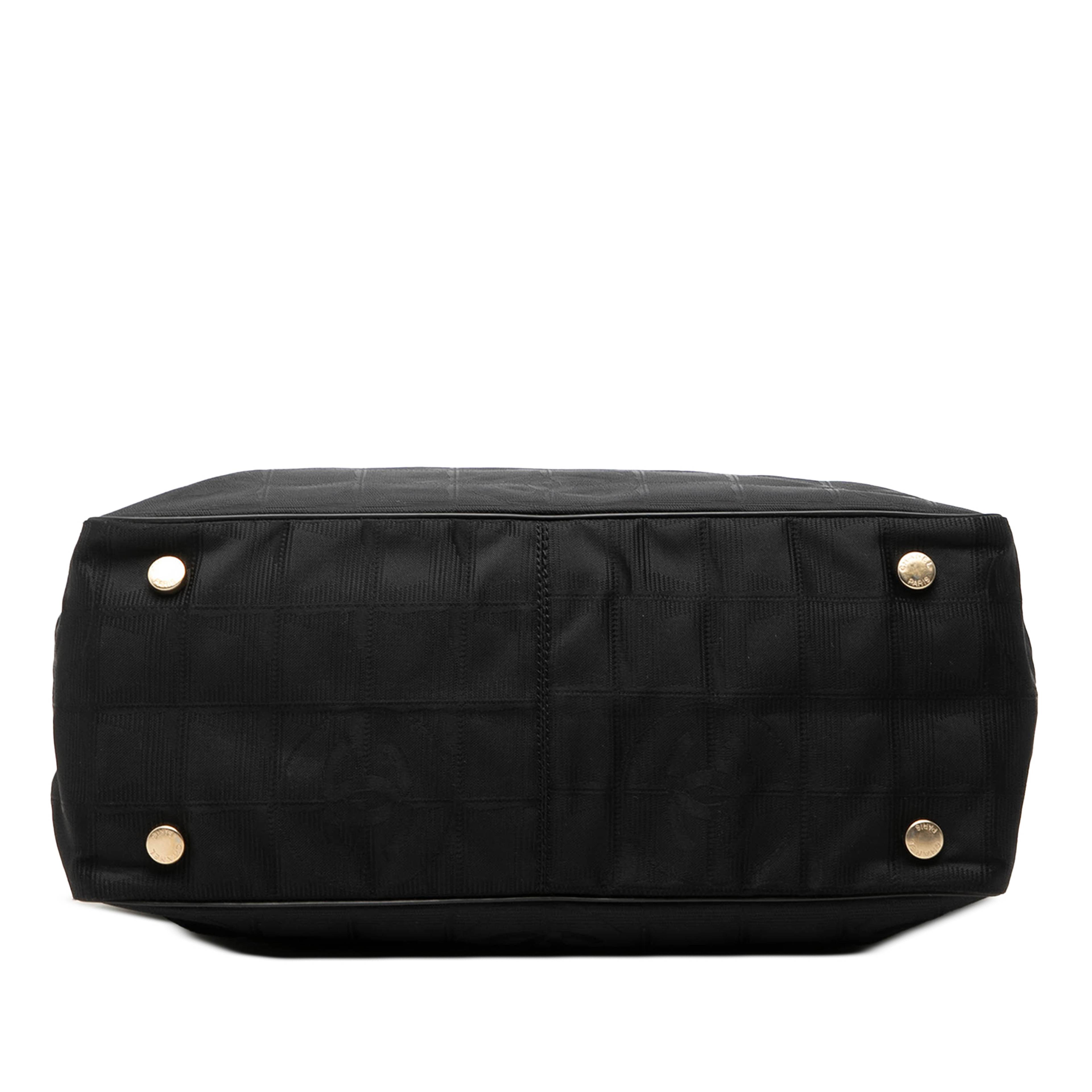 Chanel New Travel Line Nylon Tote, från Luxclusif, i färgen svart. Klicka för att öppna bilden i stort format