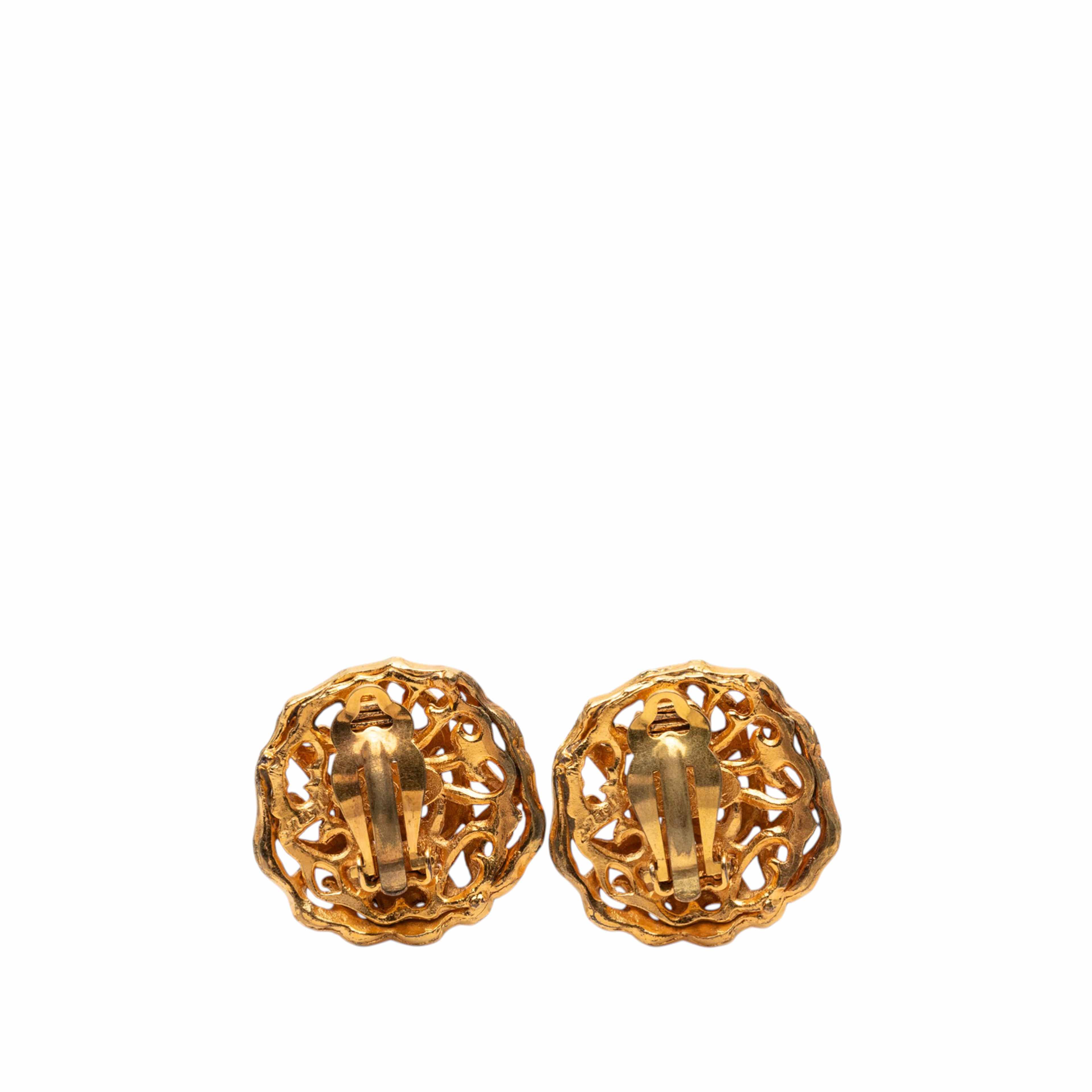 Chanel Cc Gold Plated Clip On Earrings, från Luxclusif, i färgen gold. Klicka för att öppna bilden i stort format
