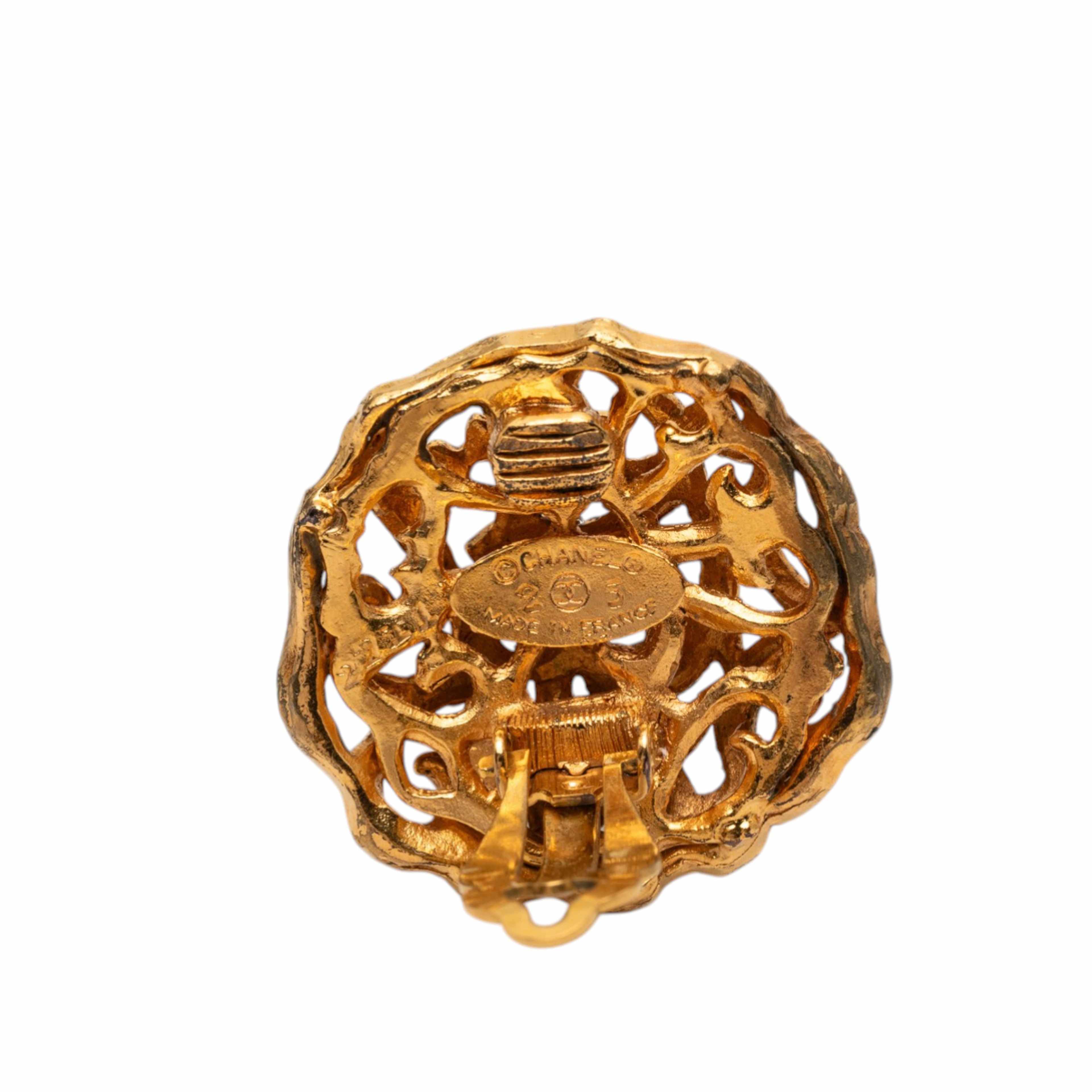 Chanel Cc Gold Plated Clip On Earrings, från Luxclusif, i färgen guld. Klicka för att öppna bilden i stort format