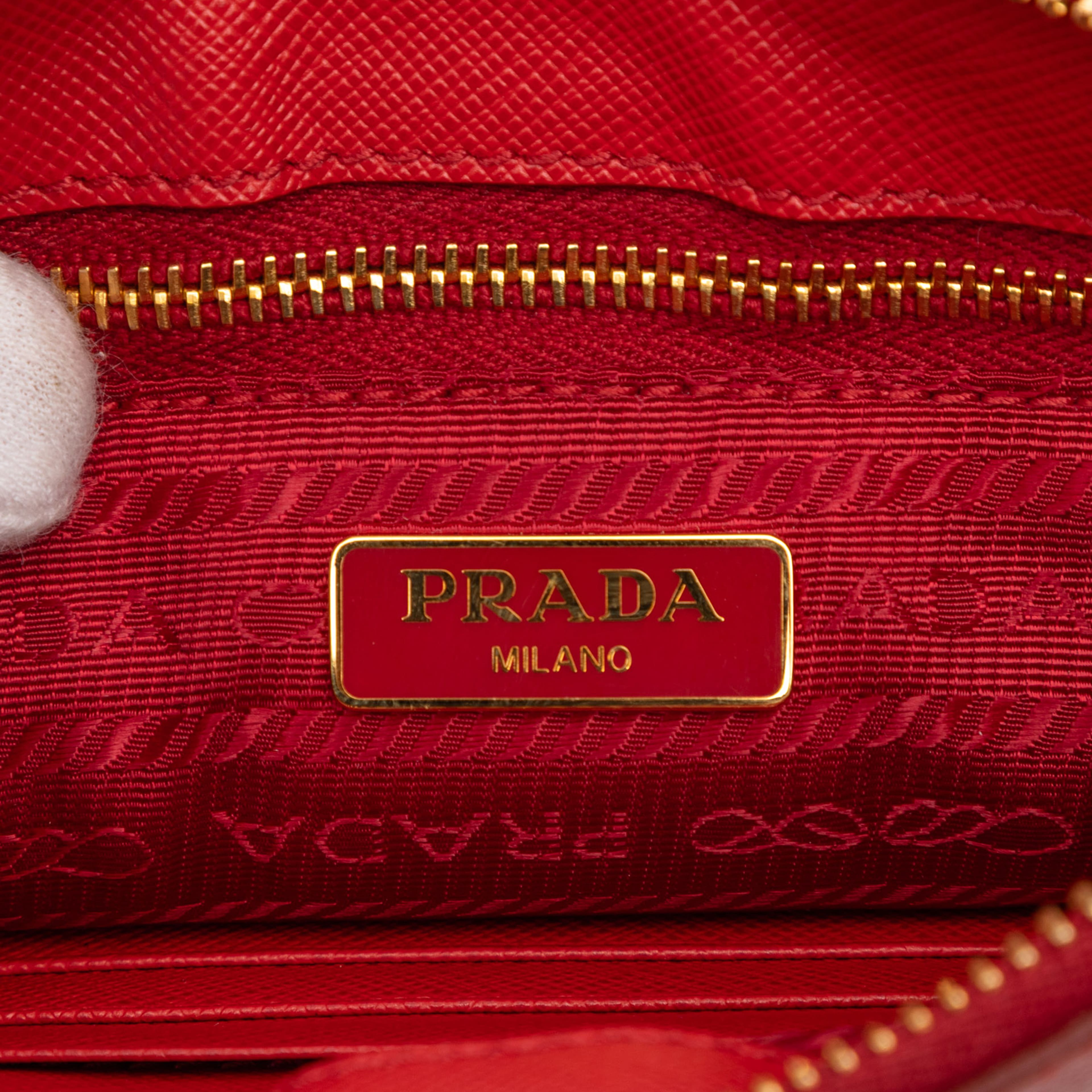 Prada Saffiano Shoulder Bag, från Luxclusif, i färgen red. Klicka för att öppna bilden i stort format
