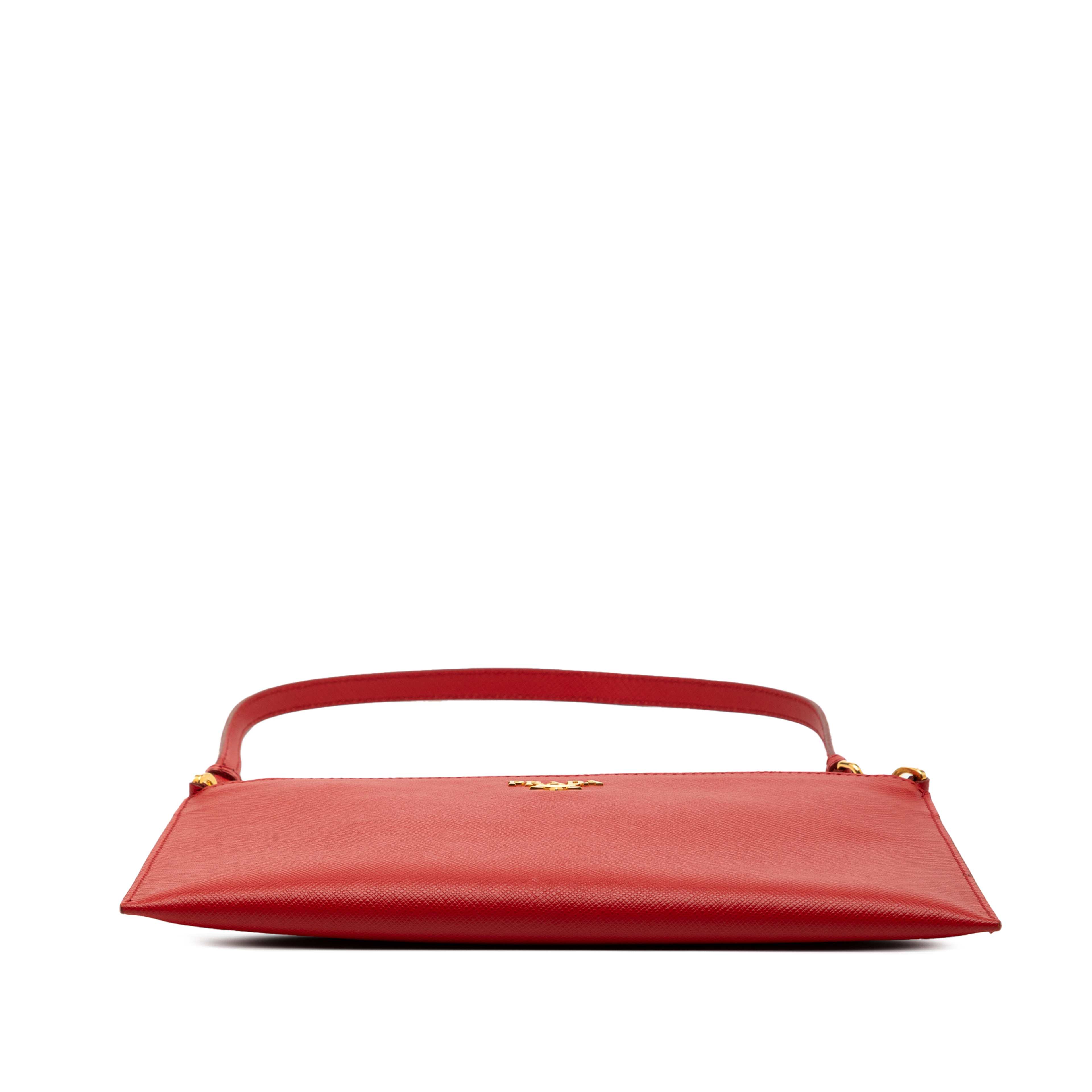 Prada Saffiano Shoulder Bag, från Luxclusif, i färgen red. Klicka för att öppna bilden i stort format